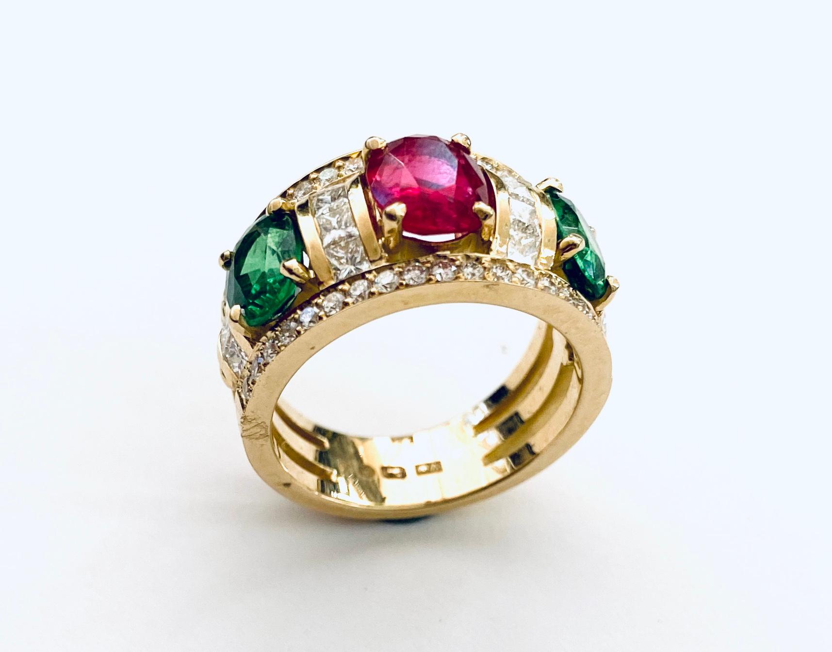 Moderniste Bague en or 18 carats avec 1 spinelle rouge, 2 tsavorites et 52 diamants, 2020 en vente