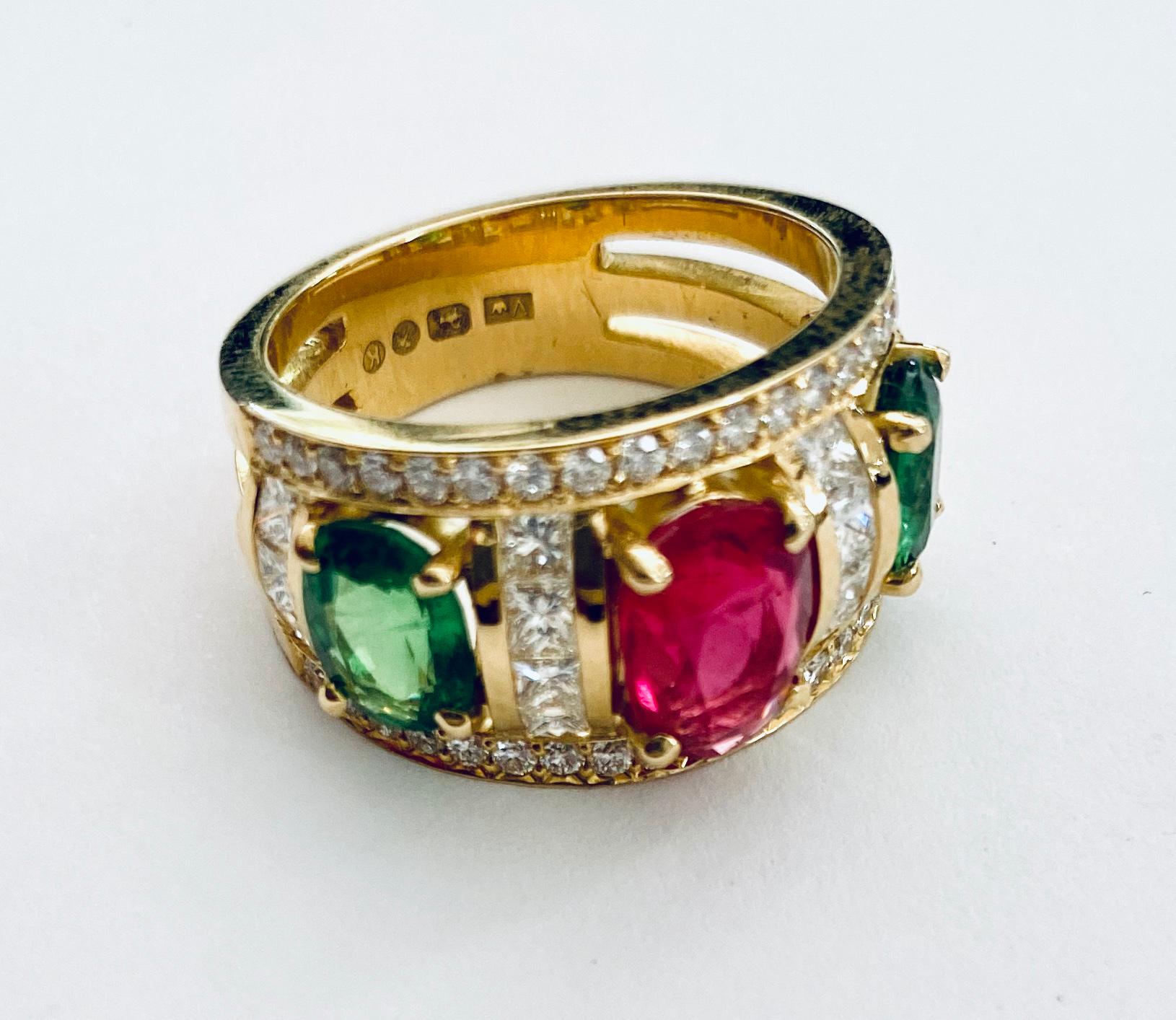 Taille ovale Bague en or 18 carats avec 1 spinelle rouge, 2 tsavorites et 52 diamants, 2020 en vente