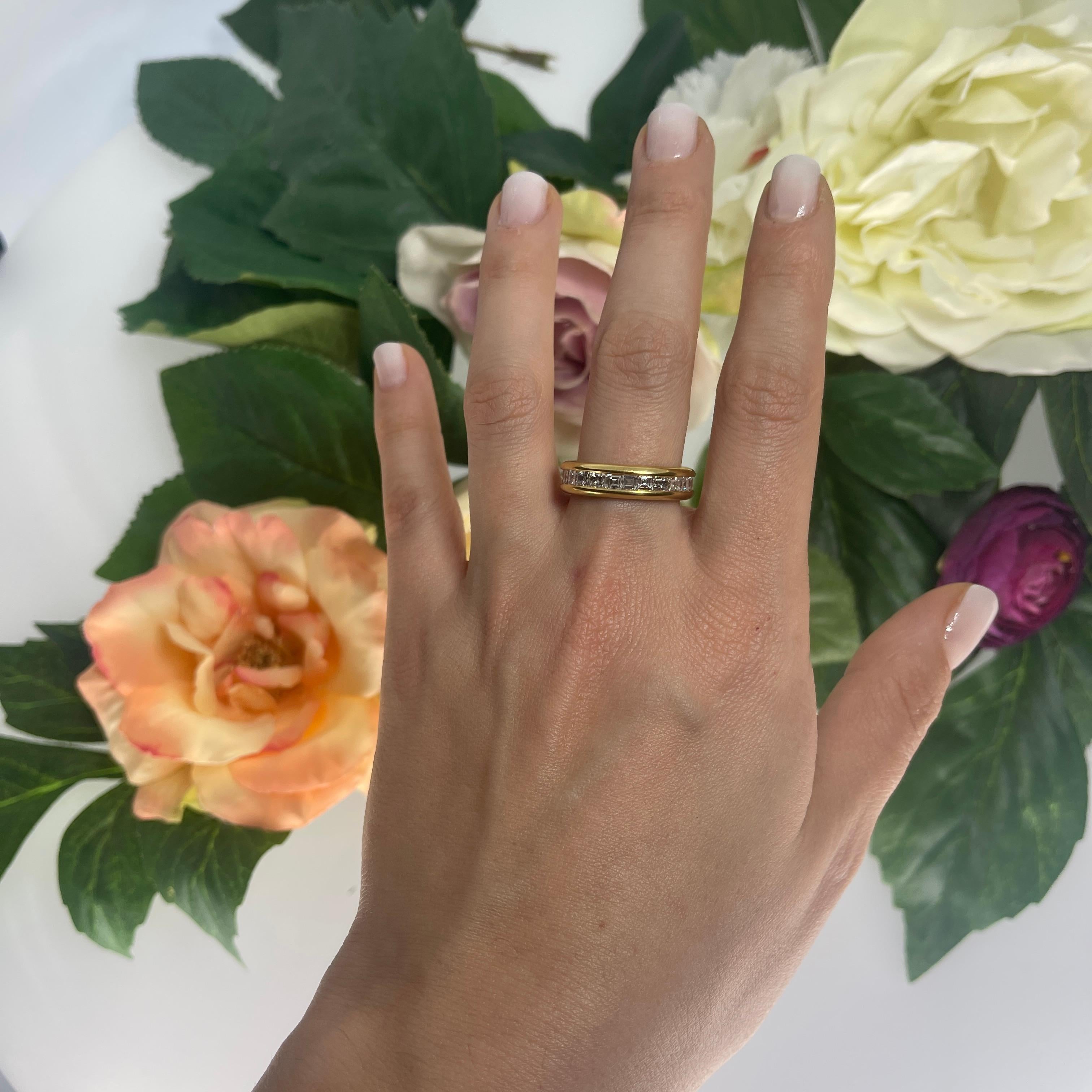 Women's or Men's 18K Yellow Gold Band Ring with 2.70 Carats of Diamonds For Sale