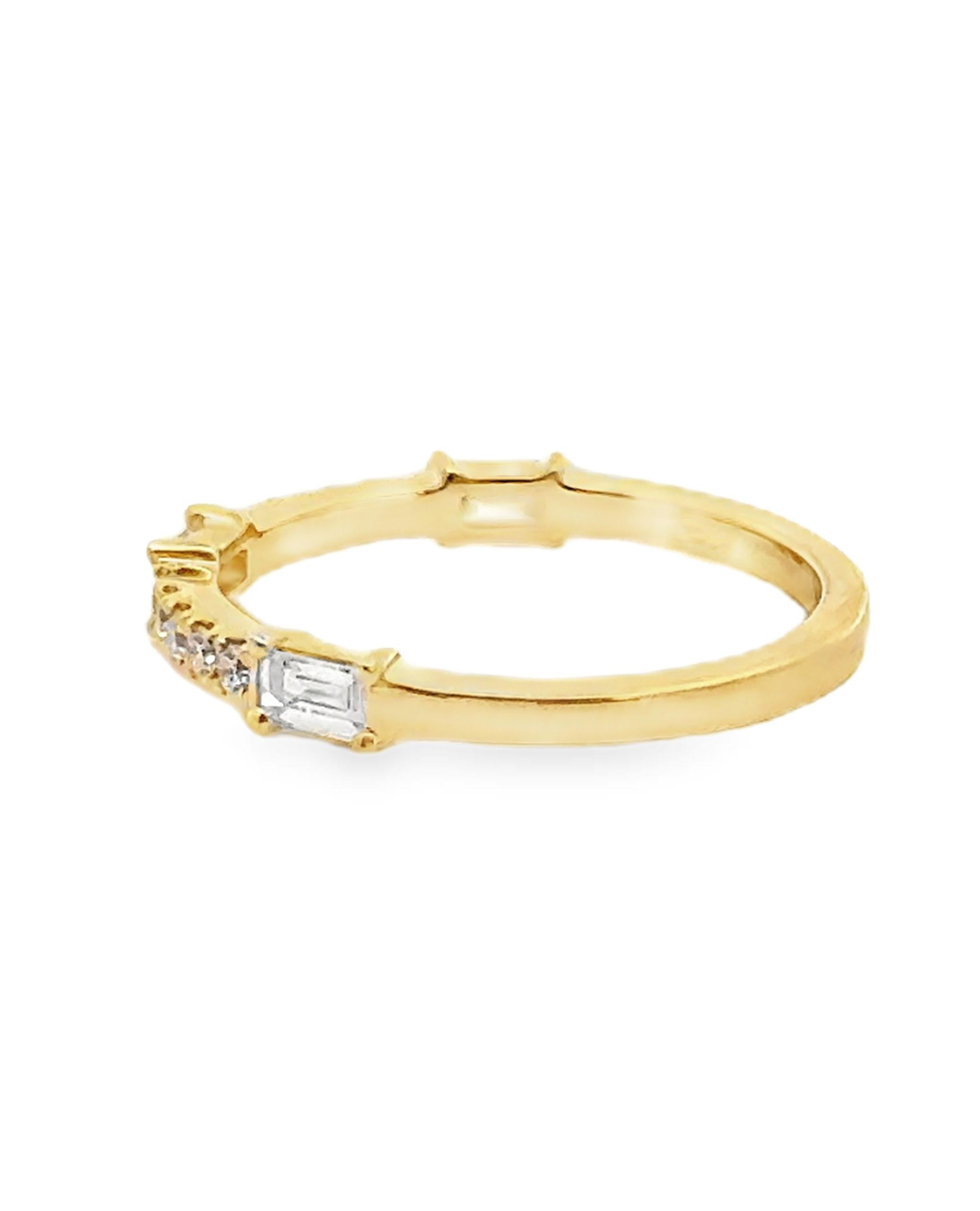 18K Yellow Gold Band Ring with 3 Baguettes 0.29 Cts & 10 Round 0.14 Cts Contemporáneo en venta
