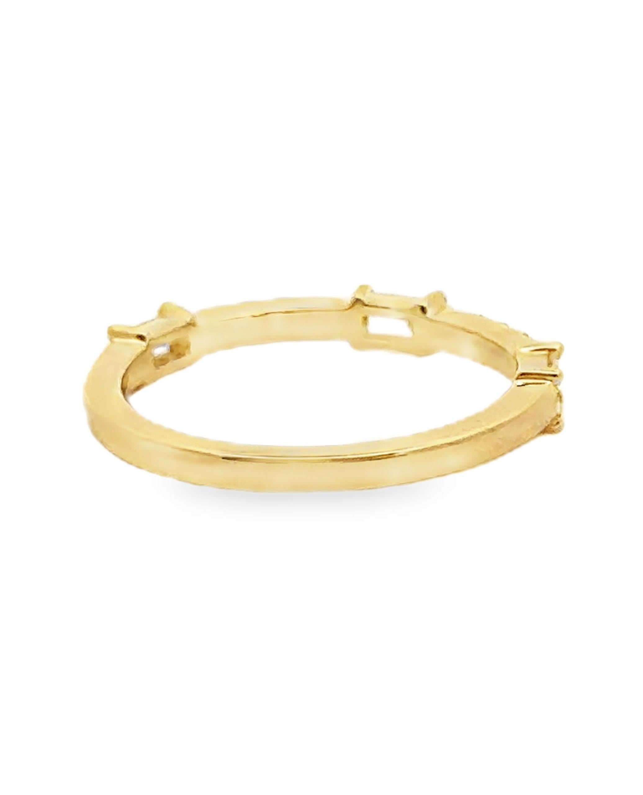 18K Yellow Gold Band Ring with 3 Baguettes 0.29 Cts & 10 Round 0.14 Cts Corte mixto en venta