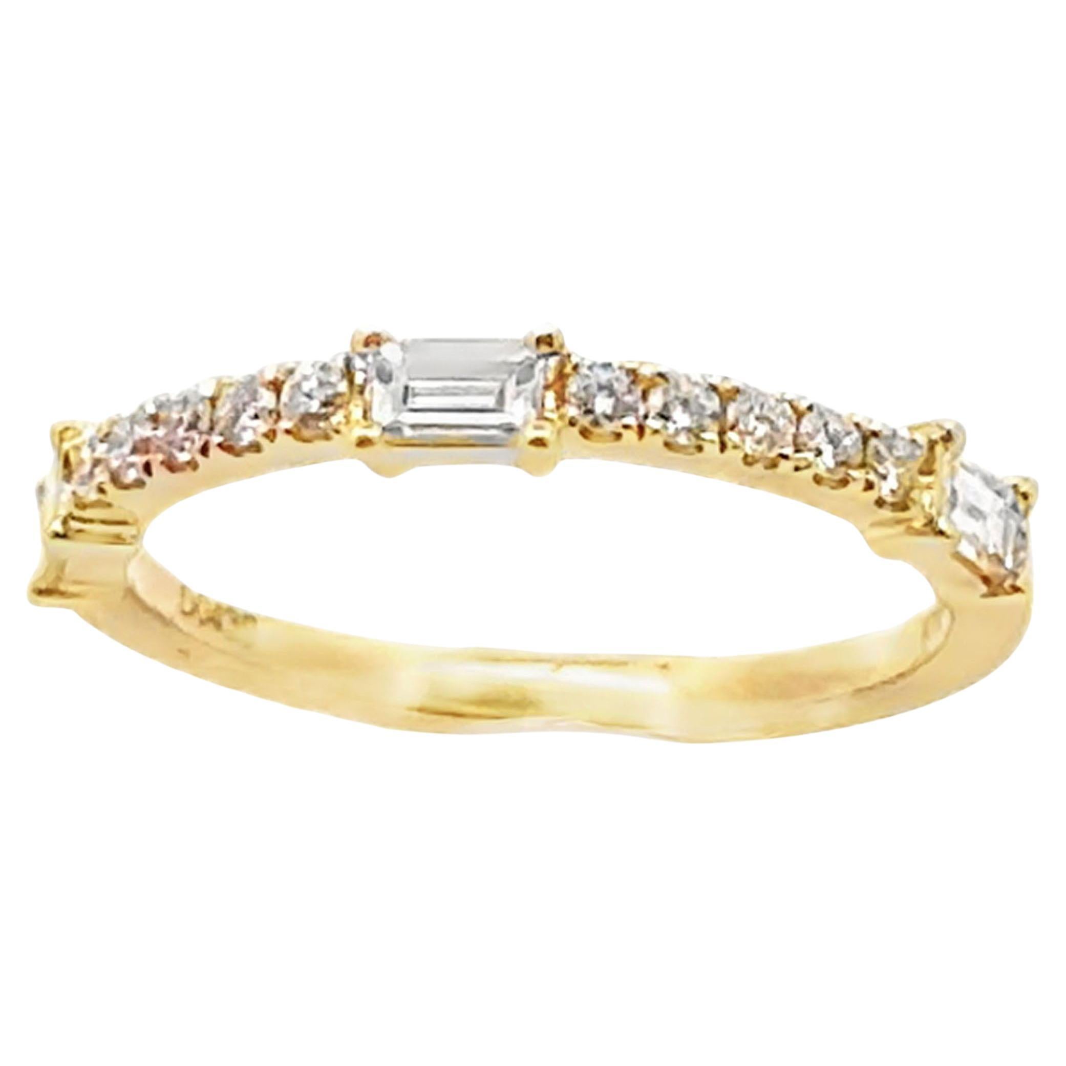 18K Yellow Gold Band Ring with 3 Baguettes 0.29 Cts & 10 Round 0.14 Cts en venta