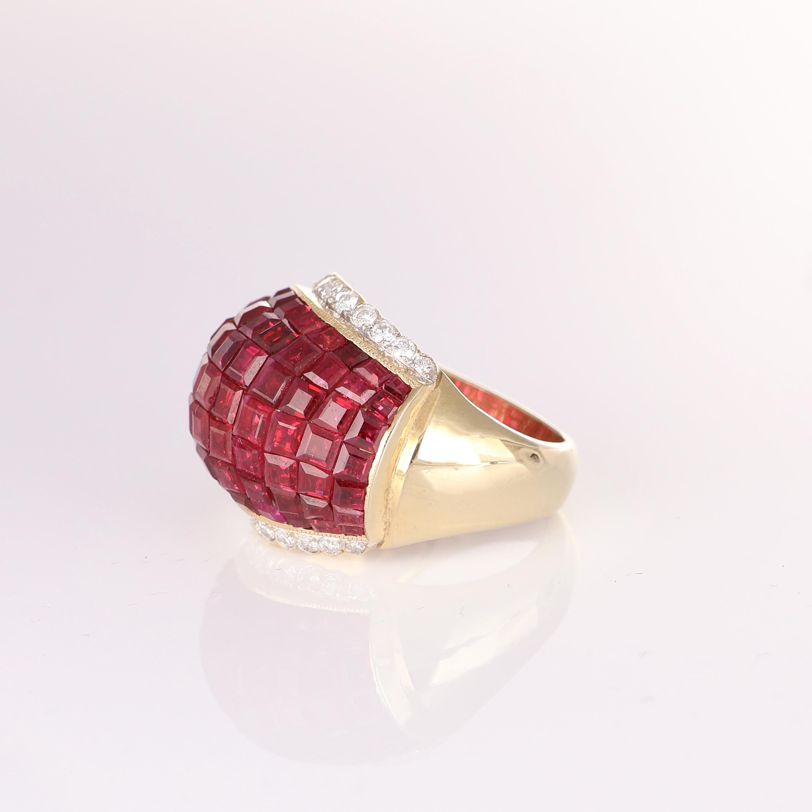 18K Yellow Gold Band Ring with Carre-Cut Rubies and Brilliant-Cut Diamonds In New Condition For Sale In Bergamo, BG
