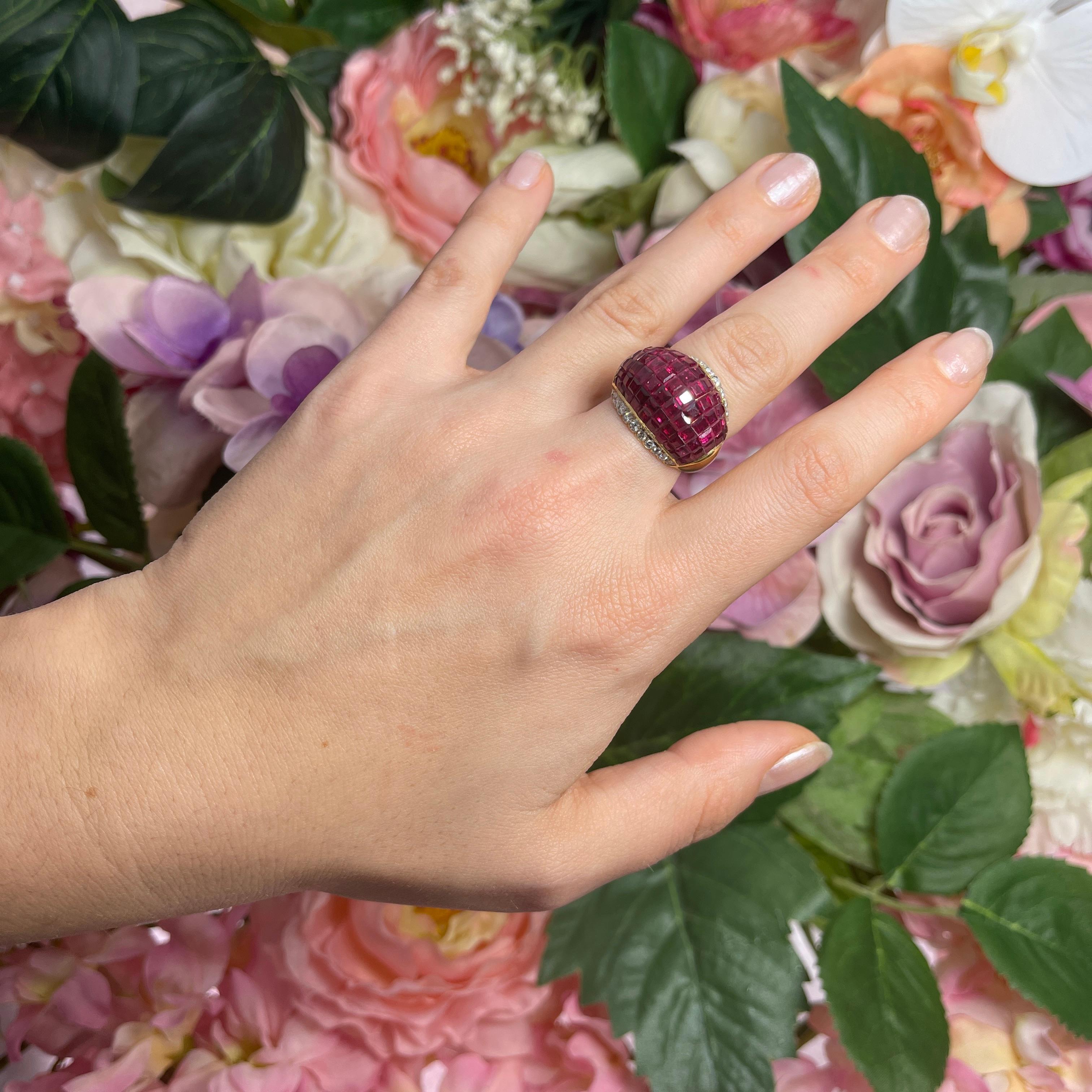 18K Yellow Gold Band Ring with Carre-Cut Rubies and Brilliant-Cut Diamonds For Sale 1