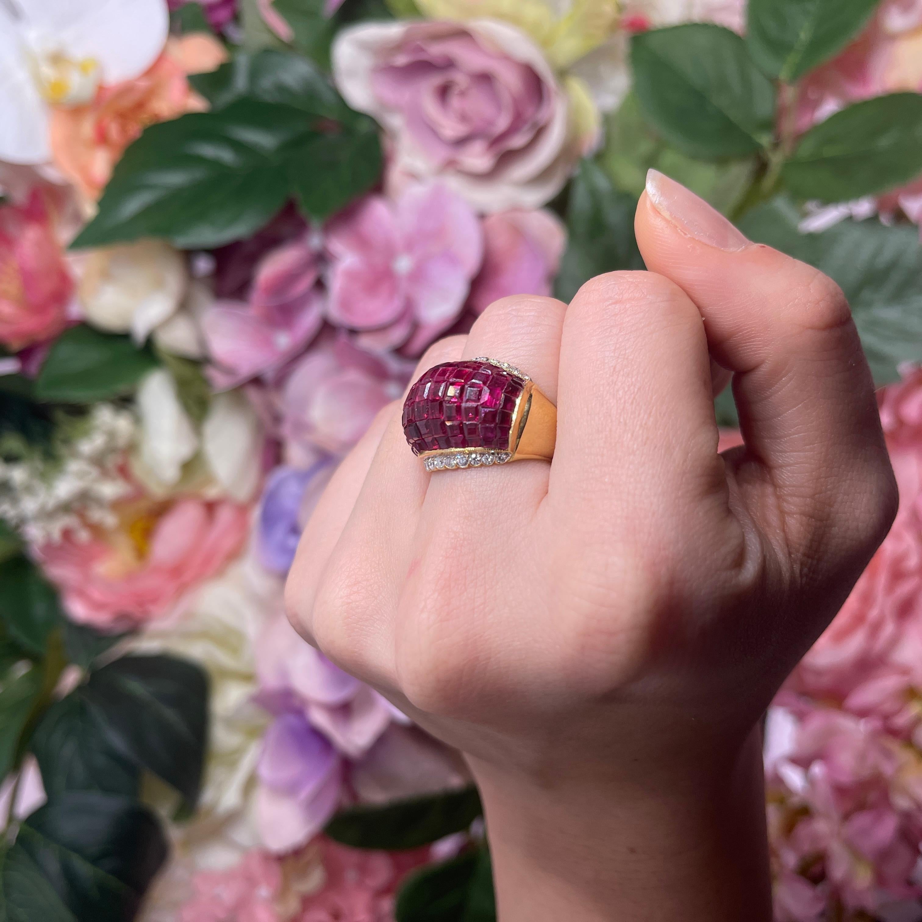 18K Yellow Gold Band Ring with Carre-Cut Rubies and Brilliant-Cut Diamonds For Sale 2