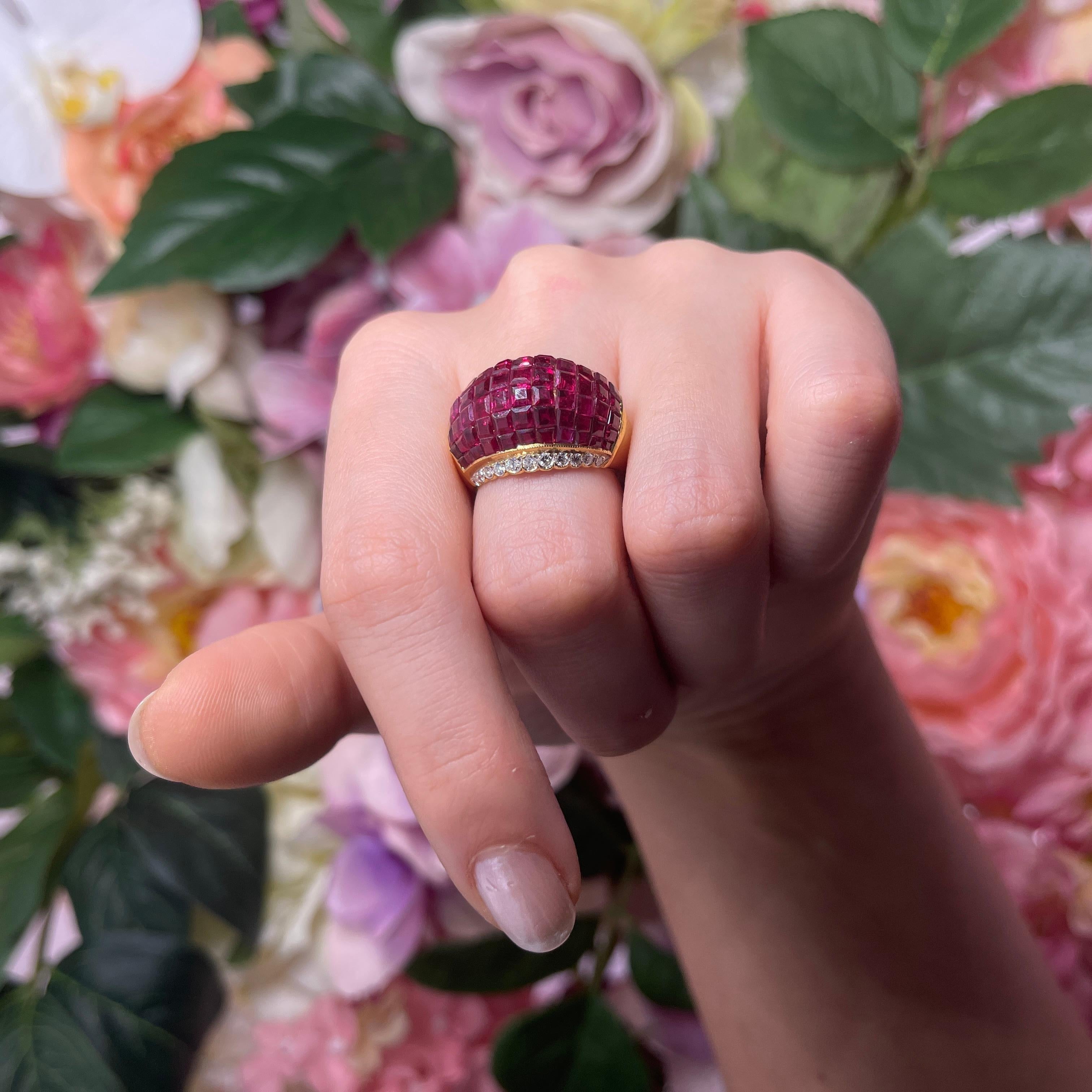 18K Yellow Gold Band Ring with Carre-Cut Rubies and Brilliant-Cut Diamonds For Sale 3