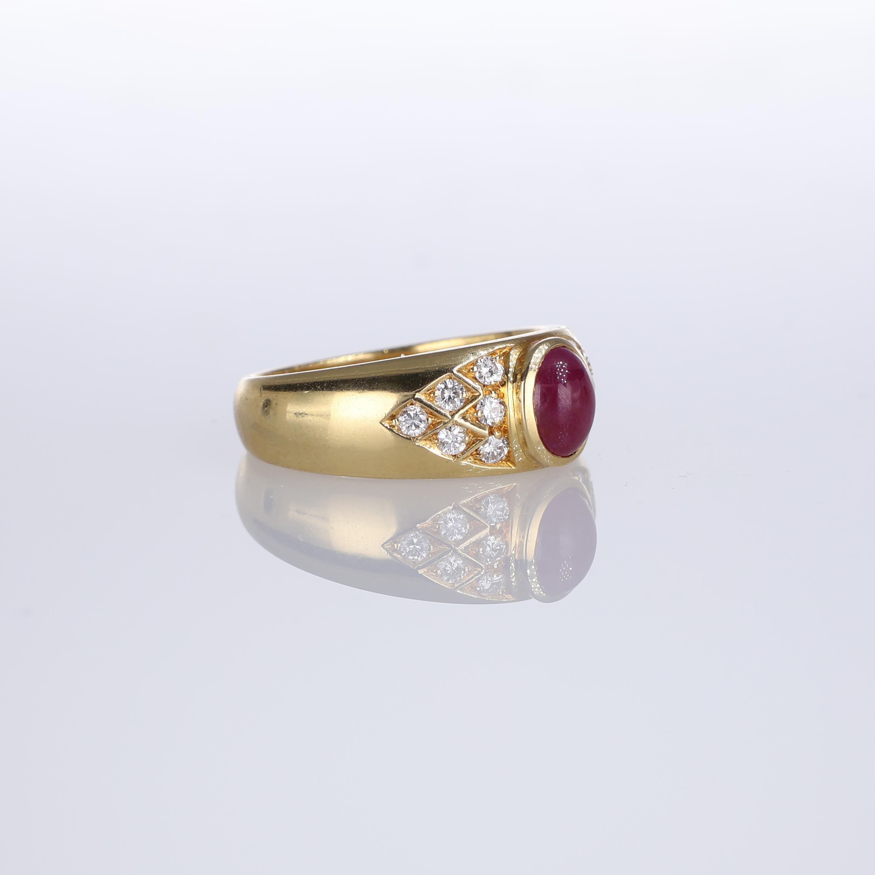 Brilliant Cut 18K Yellow Gold Band Ring with Central Cabochon Ruby and Diamond Pavé For Sale