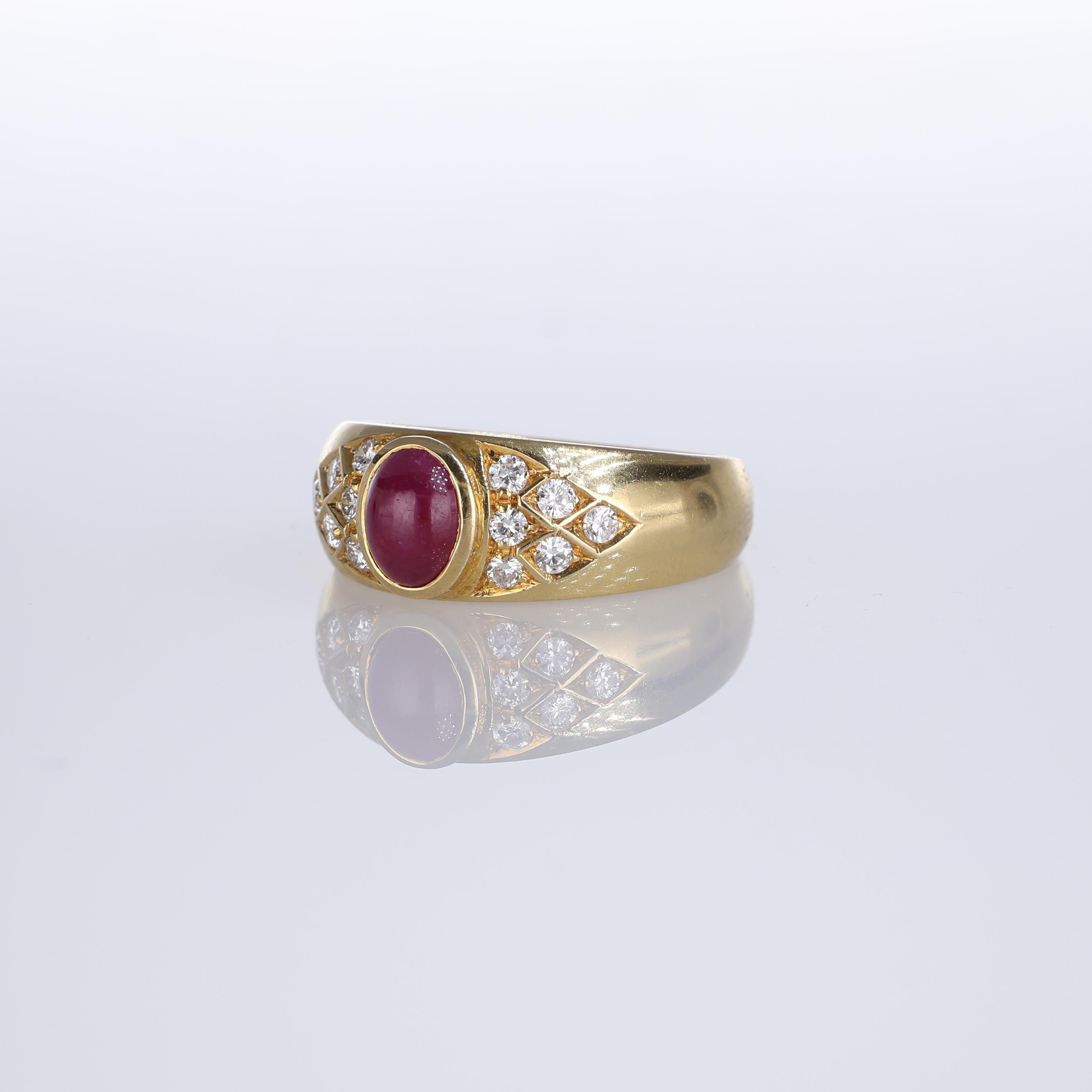 18K Yellow Gold Band Ring with Central Cabochon Ruby and Diamond Pavé In New Condition For Sale In Bergamo, BG