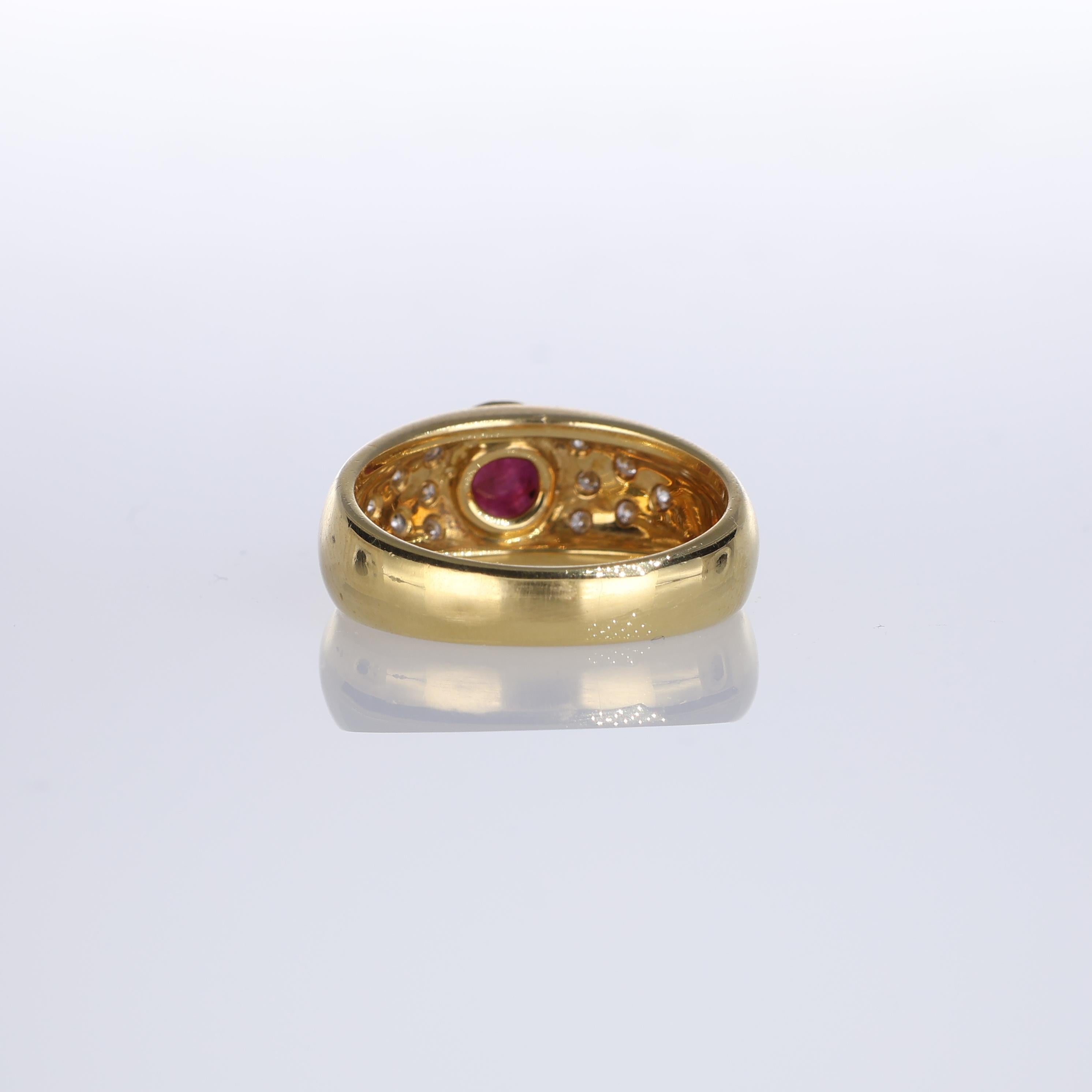 Women's or Men's 18K Yellow Gold Band Ring with Central Cabochon Ruby and Diamond Pavé For Sale