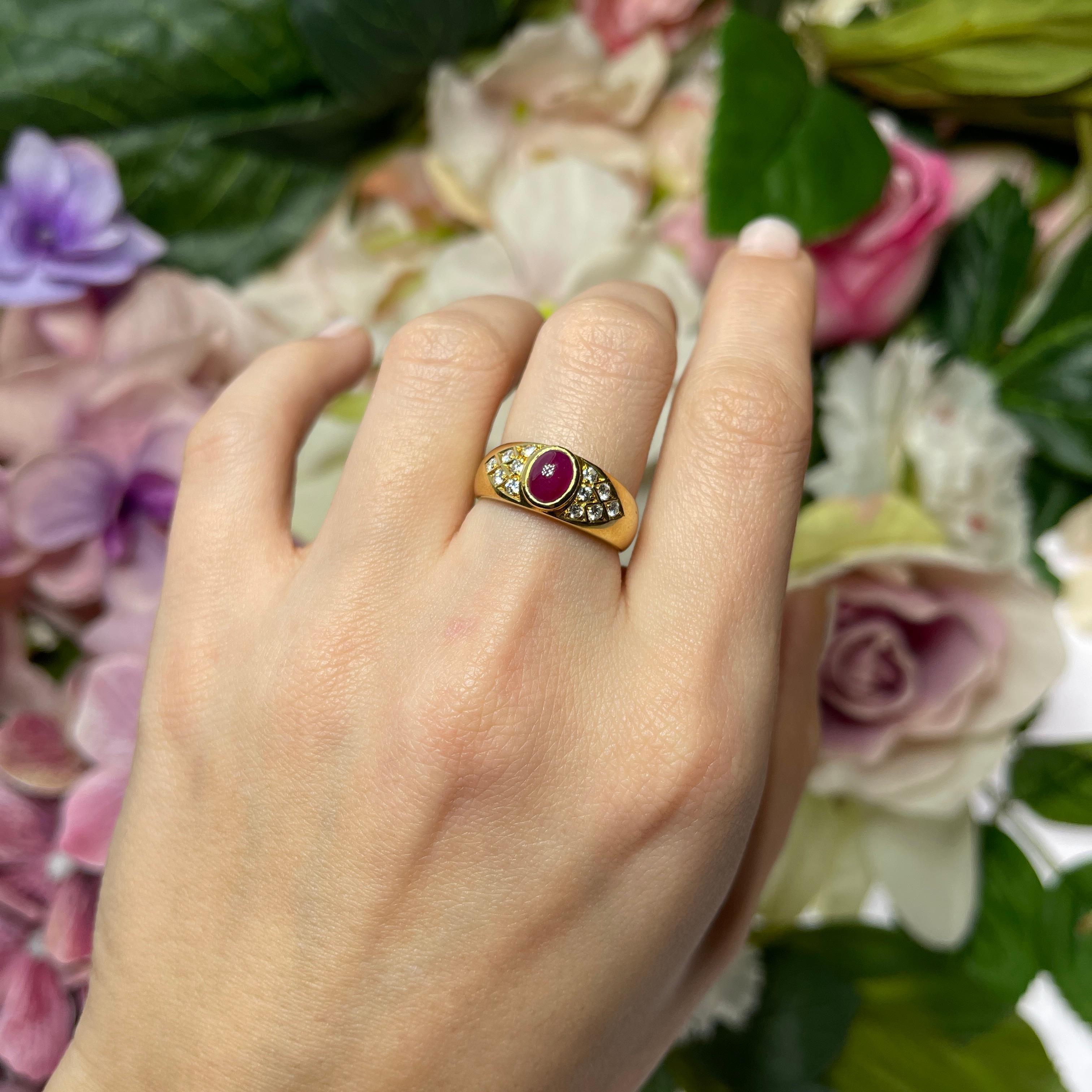 18K Yellow Gold Band Ring with Central Cabochon Ruby and Diamond Pavé For Sale 2