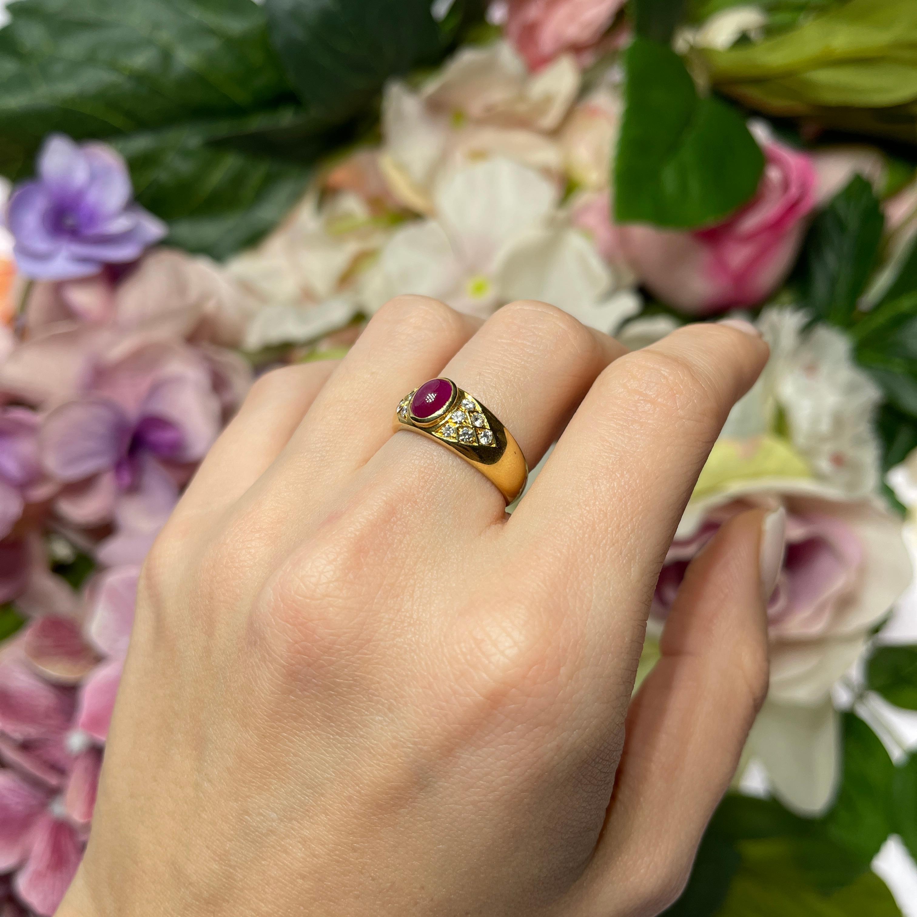 18K Yellow Gold Band Ring with Central Cabochon Ruby and Diamond Pavé For Sale 3