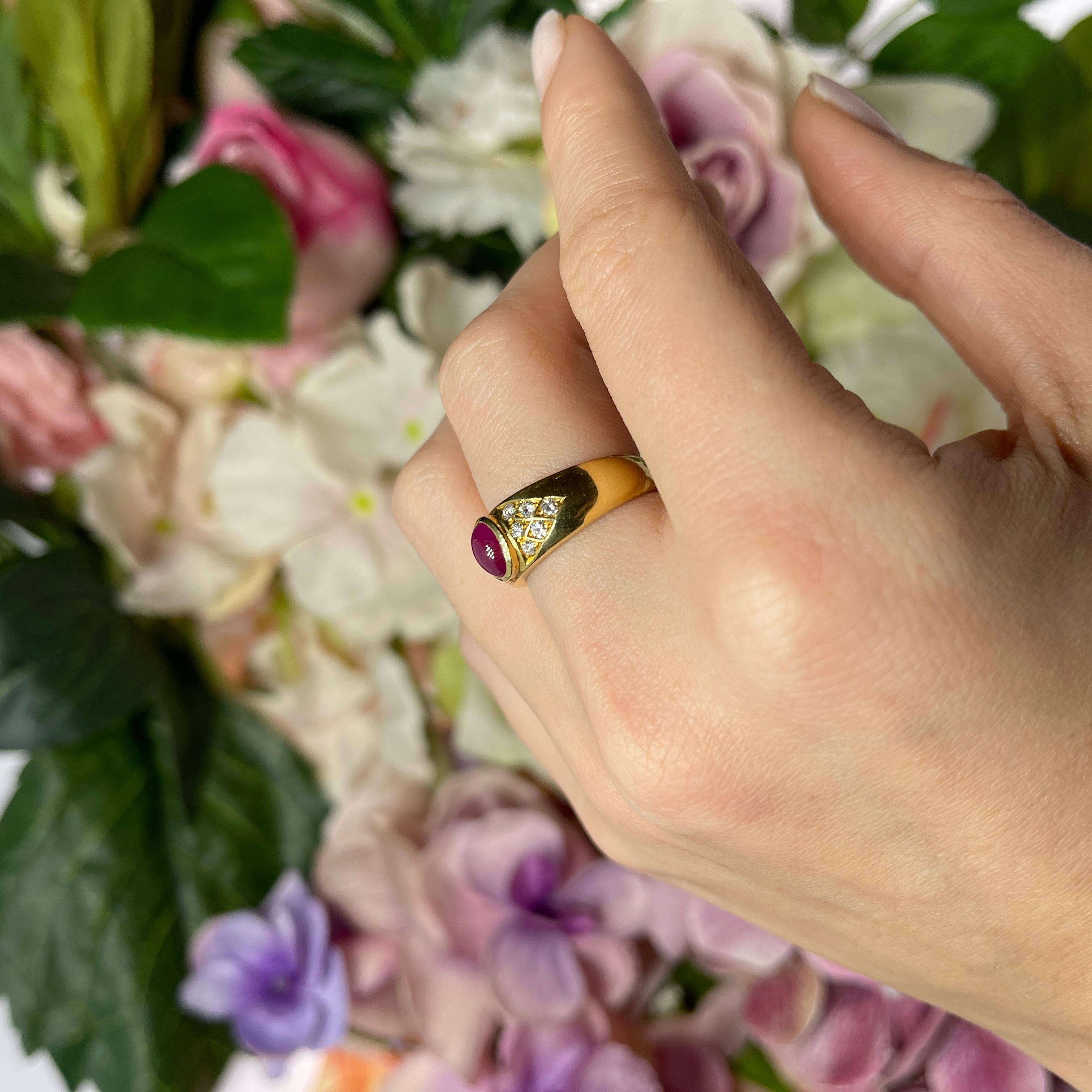 18K Yellow Gold Band Ring with Central Cabochon Ruby and Diamond Pavé For Sale 4