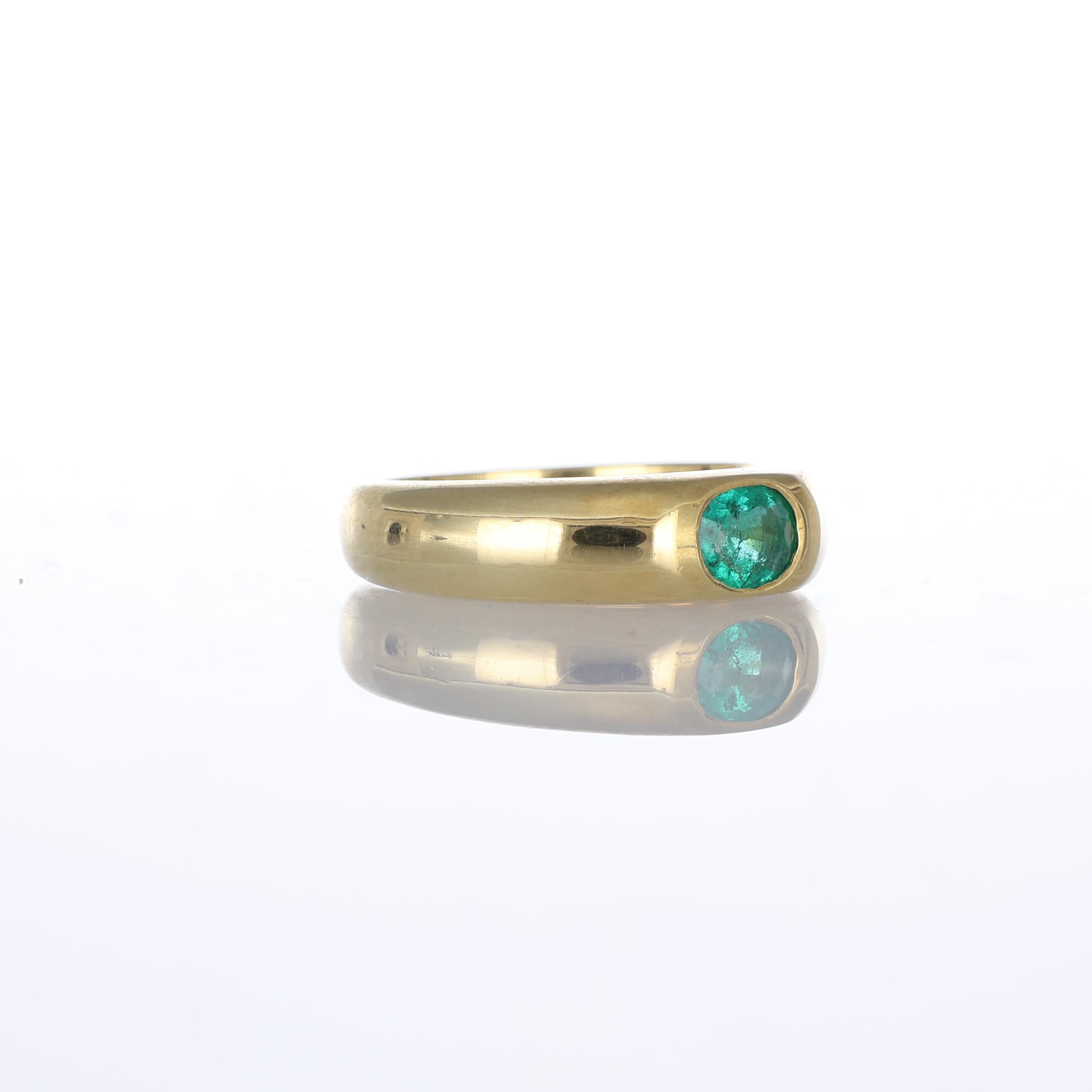 Brilliant Cut 18k Yellow Gold Band Ring with Central Oval Emerald For Sale