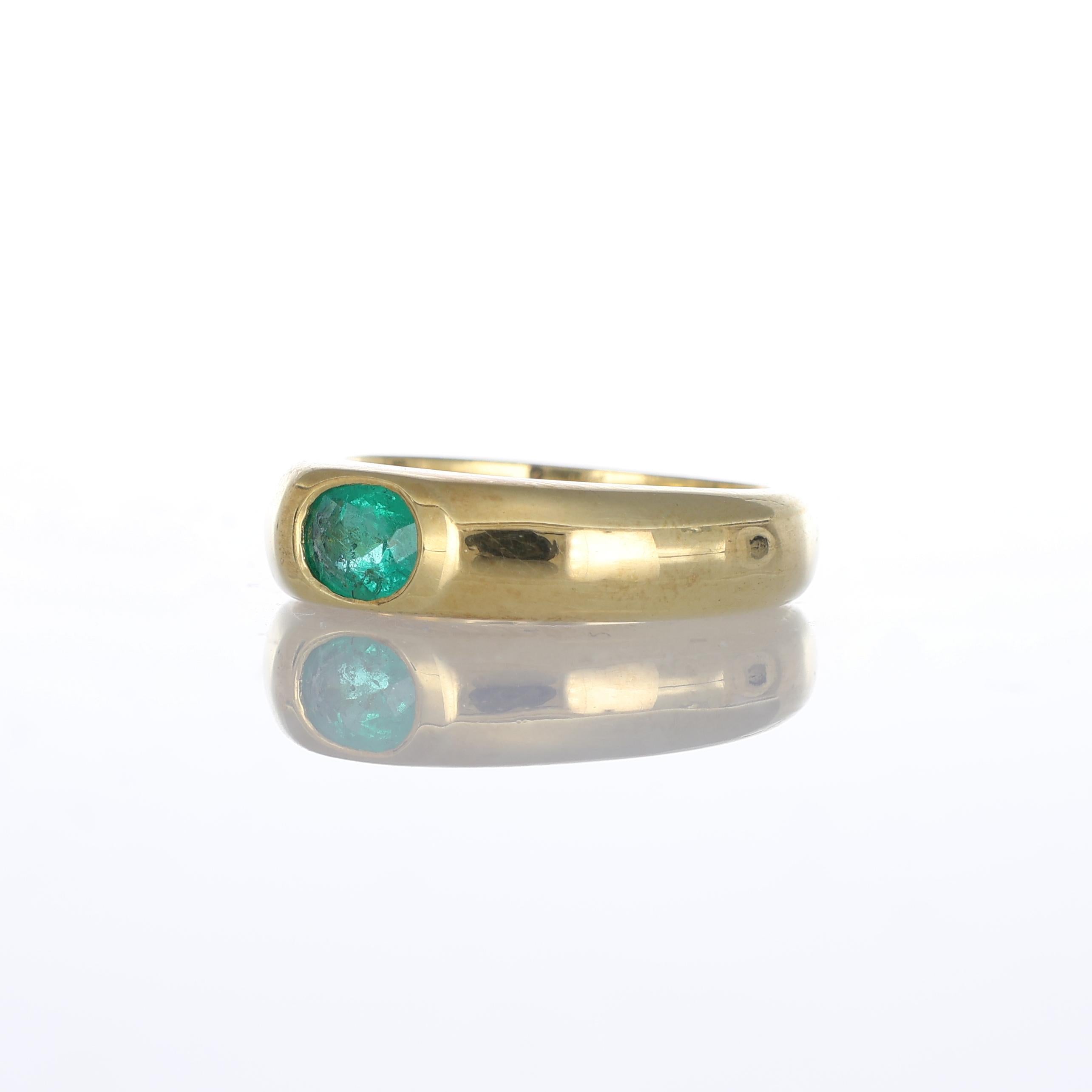18k Yellow Gold Band Ring with Central Oval Emerald In New Condition For Sale In Bergamo, BG