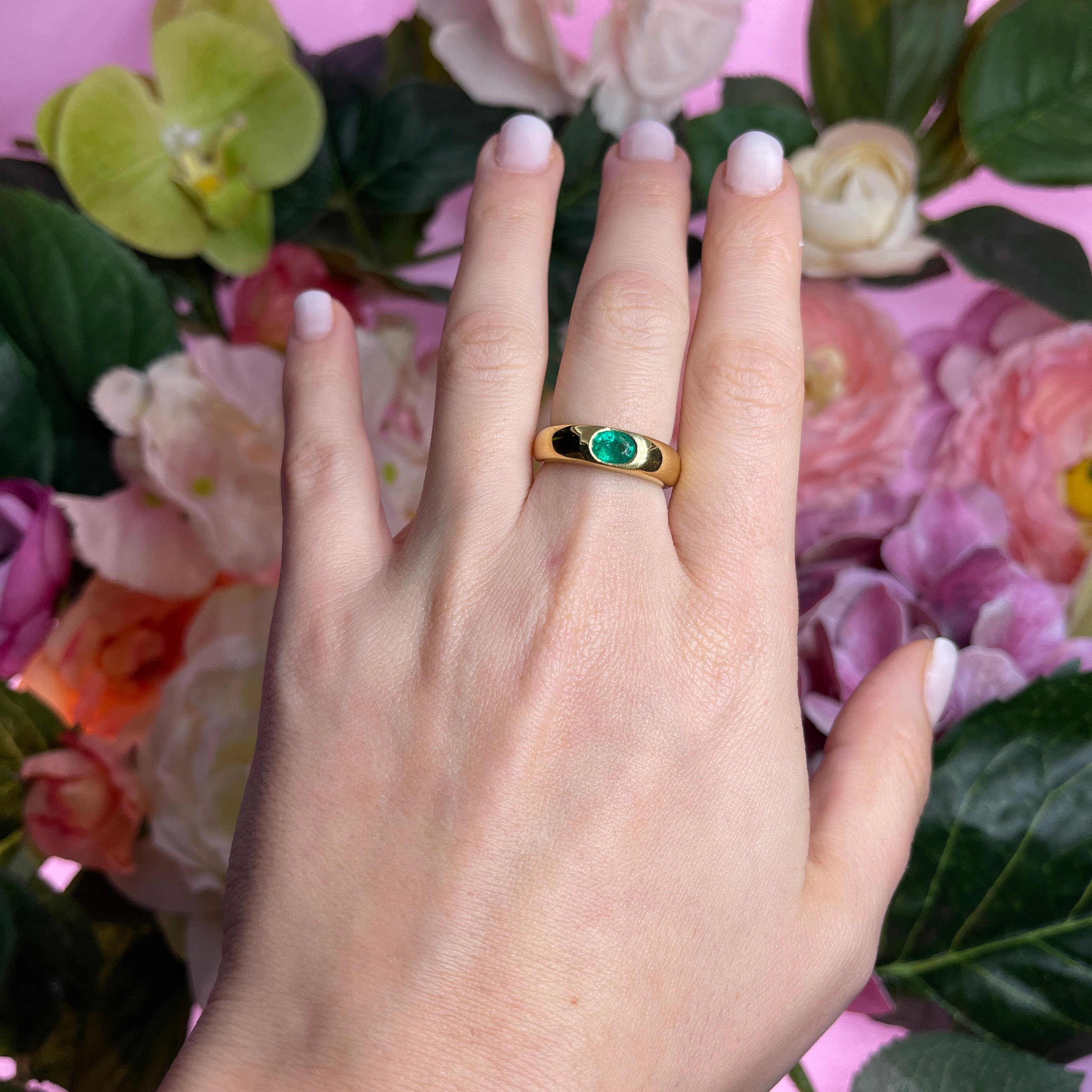 18k Yellow Gold Band Ring with Central Oval Emerald For Sale 1