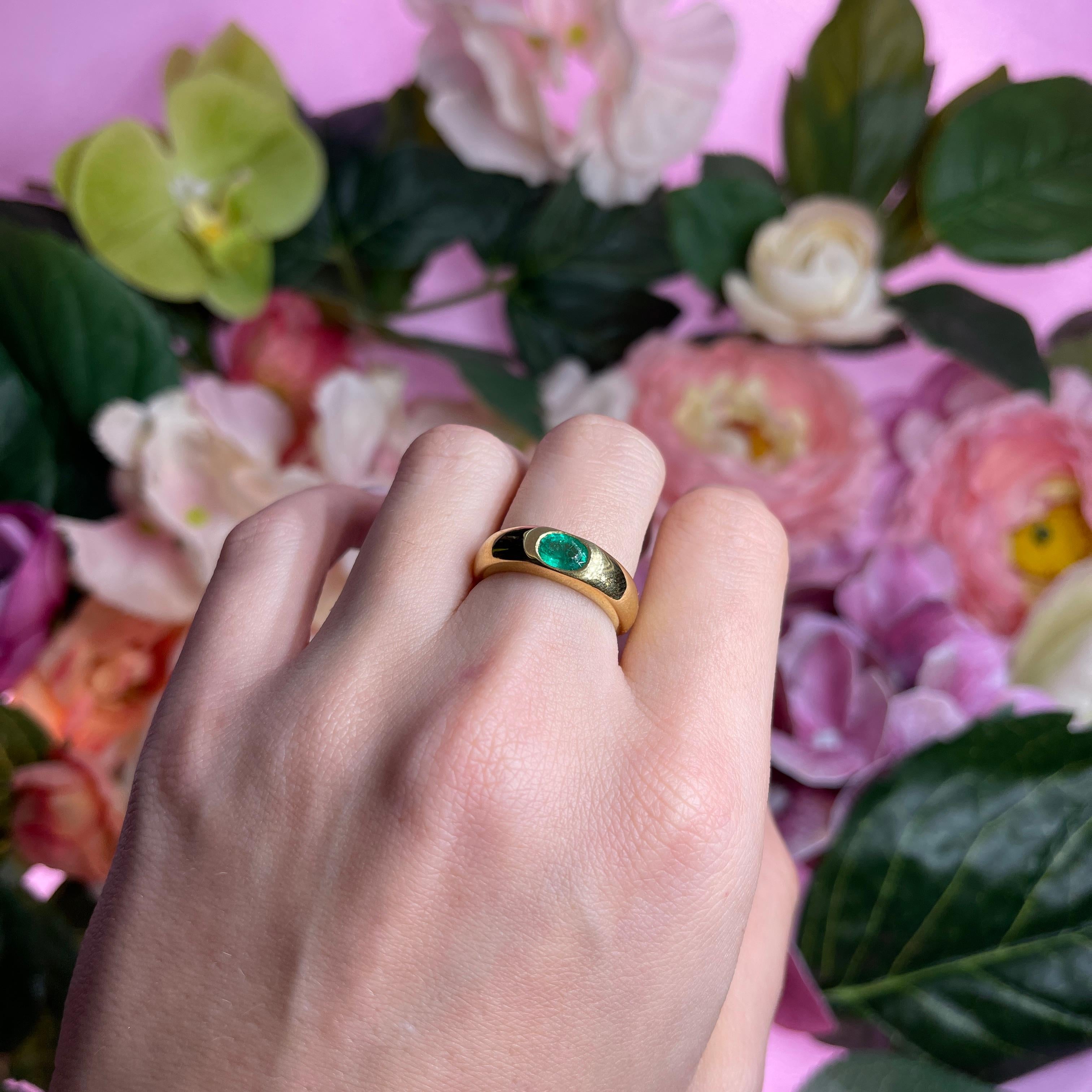 18k Yellow Gold Band Ring with Central Oval Emerald For Sale 2