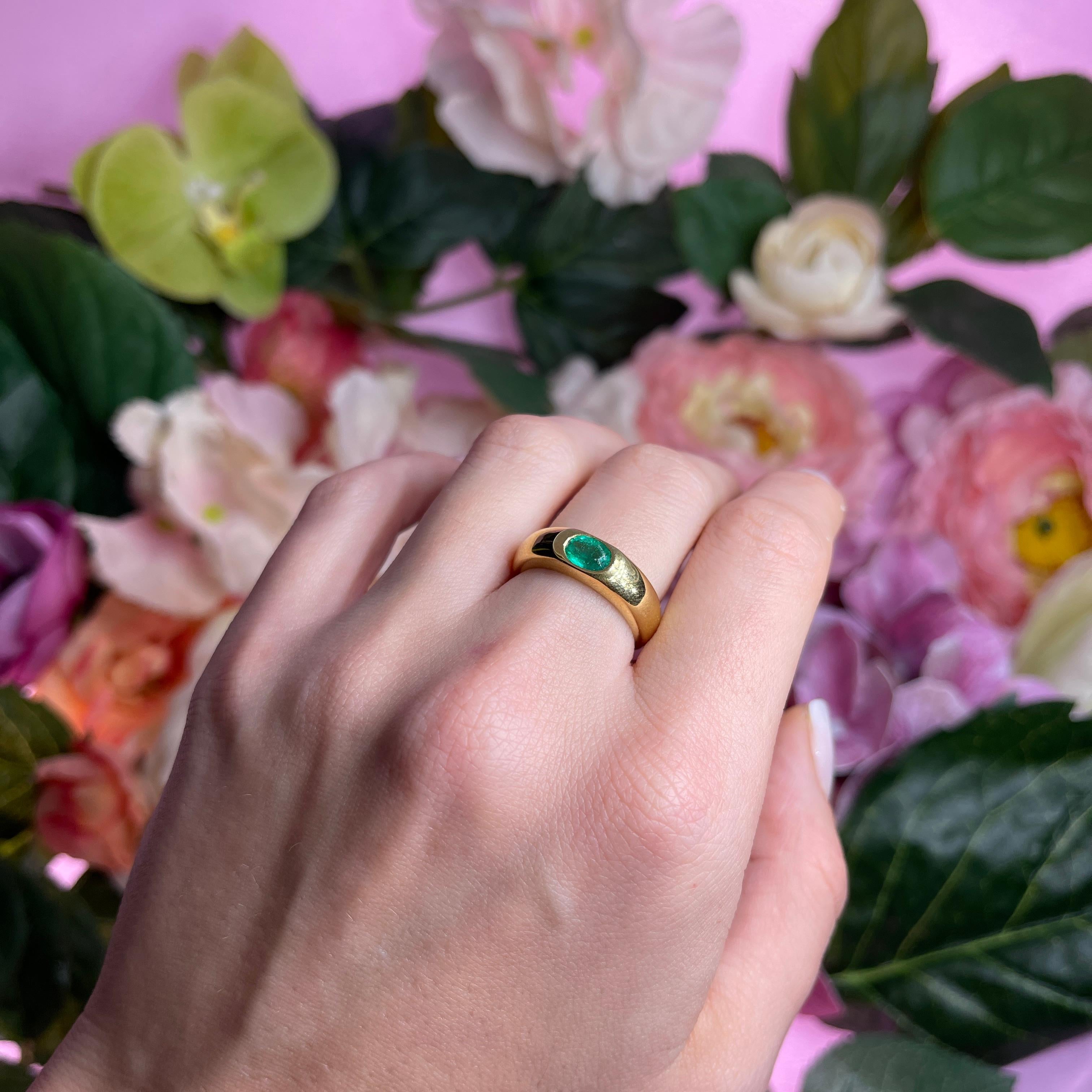 18k Yellow Gold Band Ring with Central Oval Emerald For Sale 3