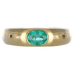 18 Karat Gelbgold Bandring mit ovalem Smaragd in der Mitte