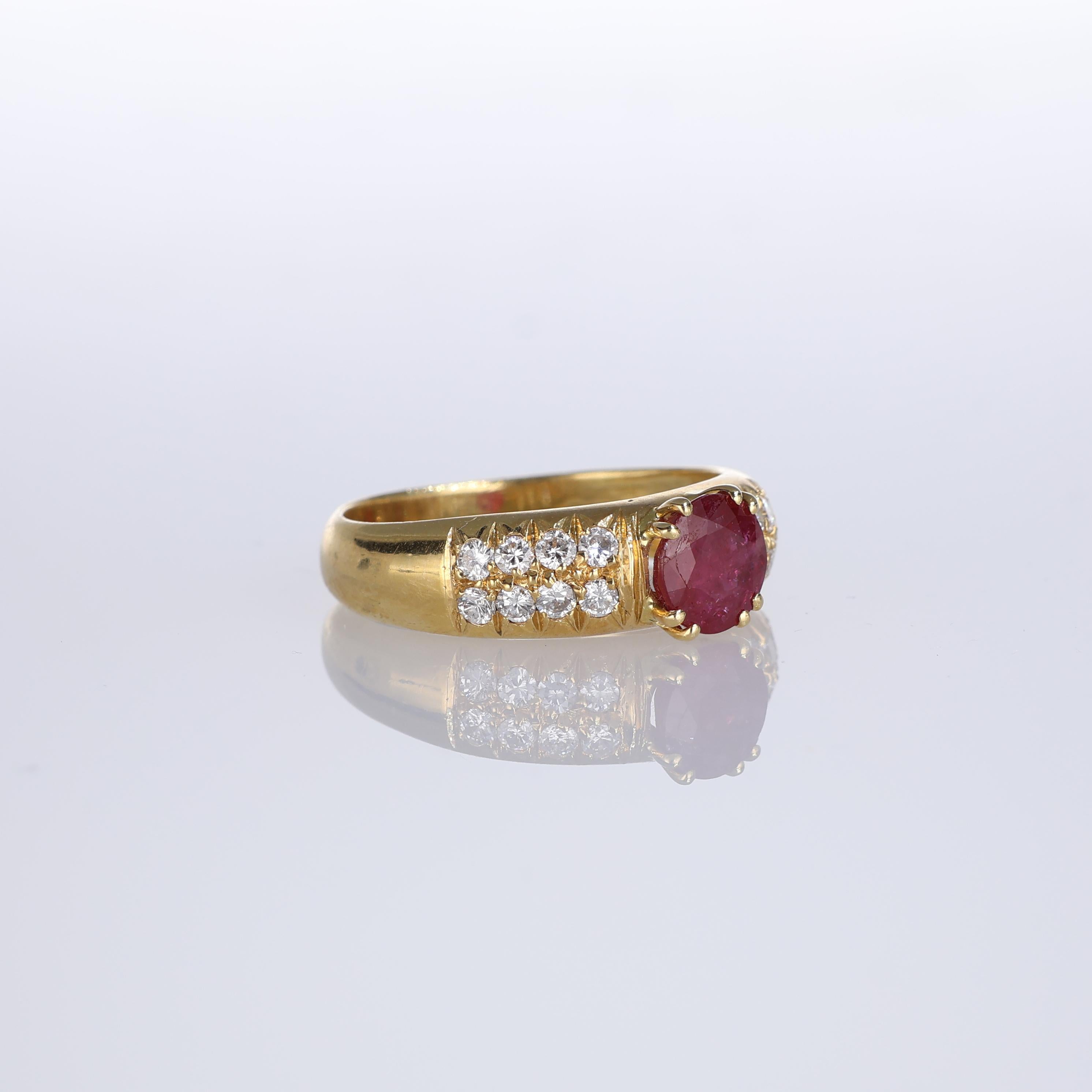 Brilliant Cut 18K Yellow Gold Band Ring with Central Ruby and Diamond Pavé For Sale