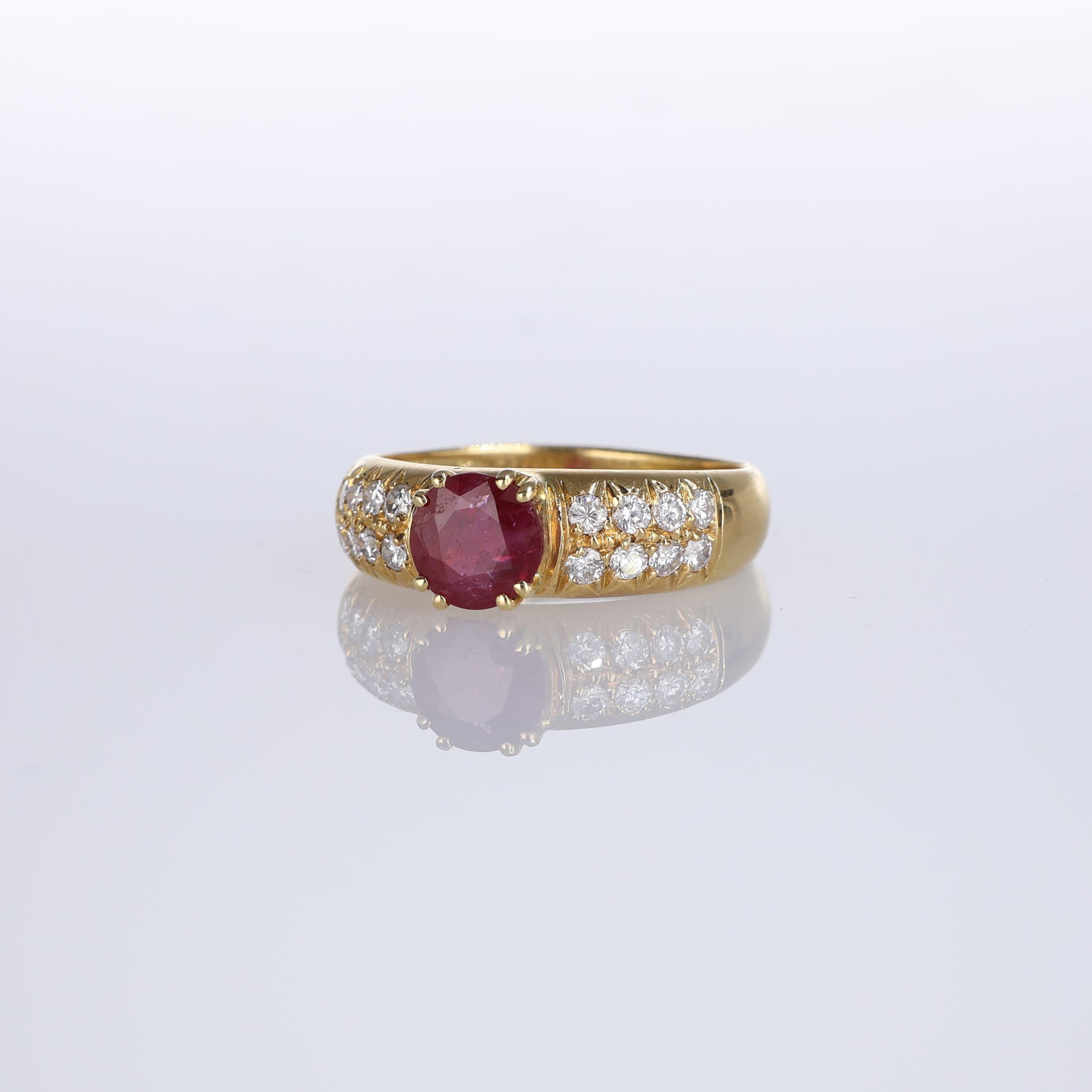 18K Yellow Gold Band Ring with Central Ruby and Diamond Pavé In New Condition For Sale In Bergamo, BG