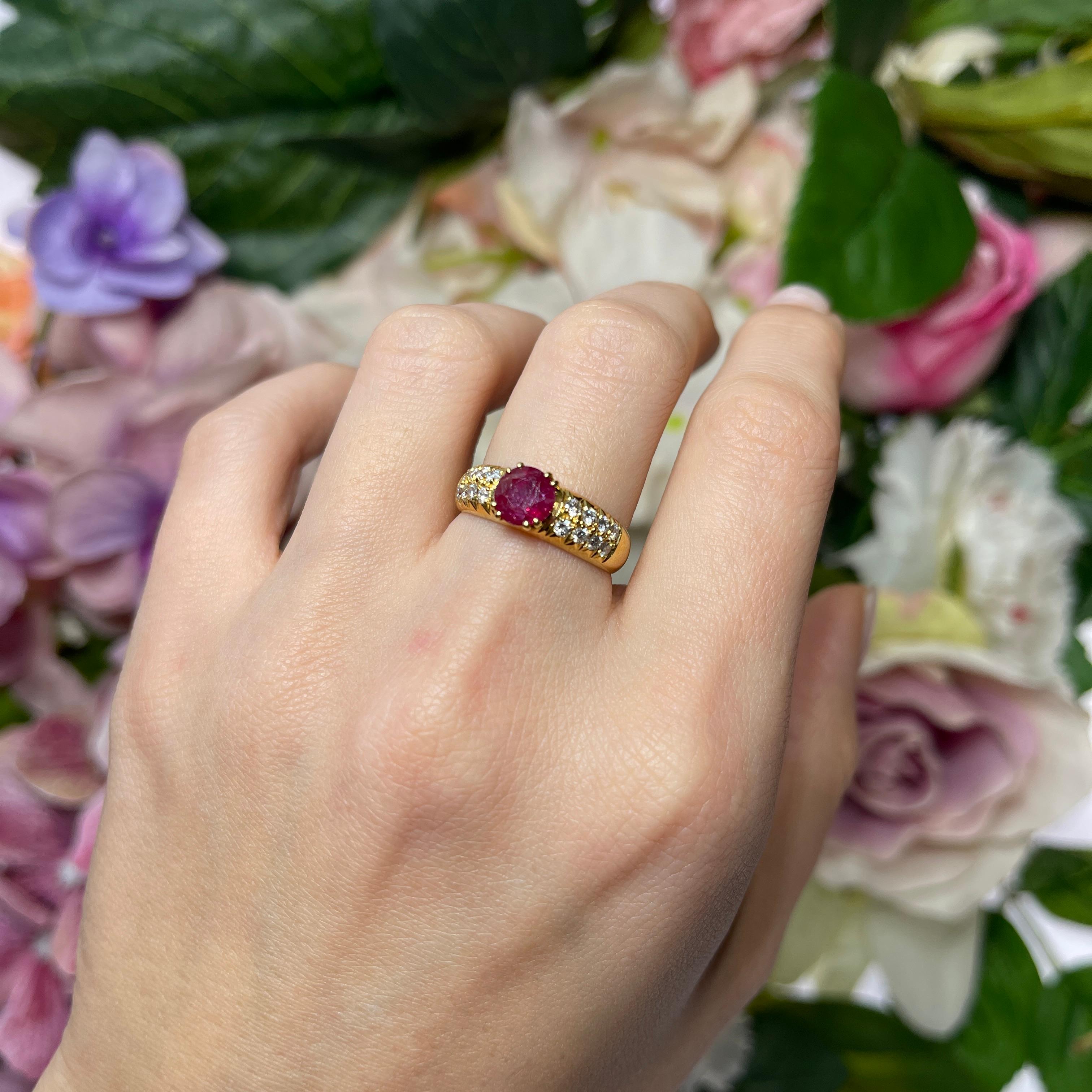 18K Yellow Gold Band Ring with Central Ruby and Diamond Pavé For Sale 2