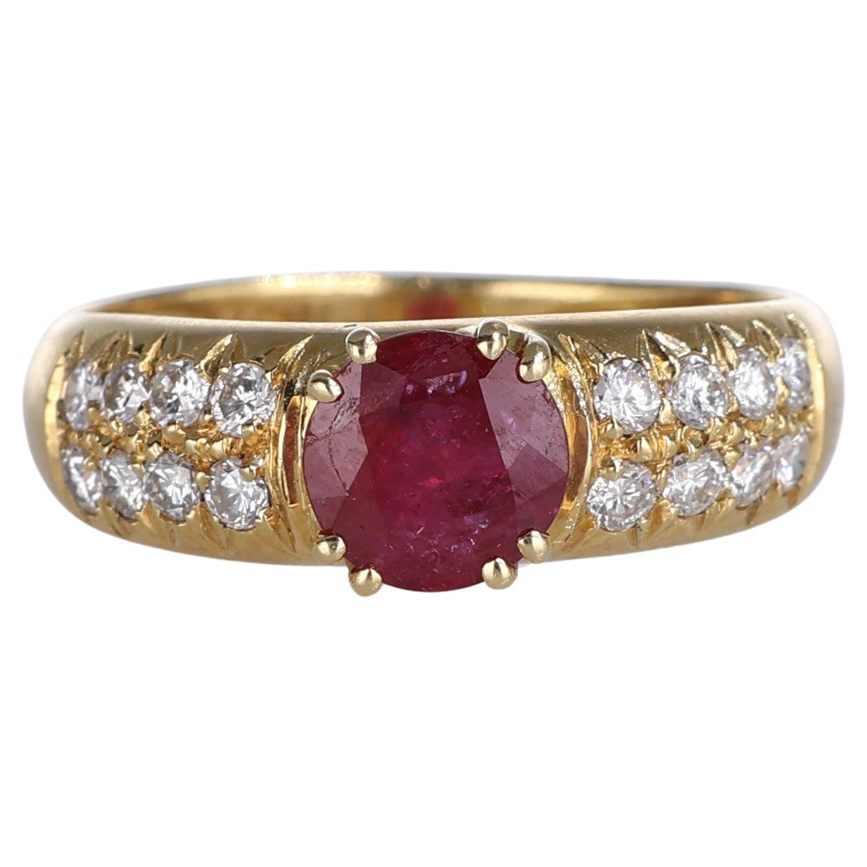 Anillo de oro amarillo de 18 quilates con pavé central de rubíes y diamantes