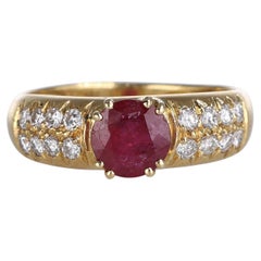 Anillo de oro amarillo de 18 quilates con pavé central de rubíes y diamantes
