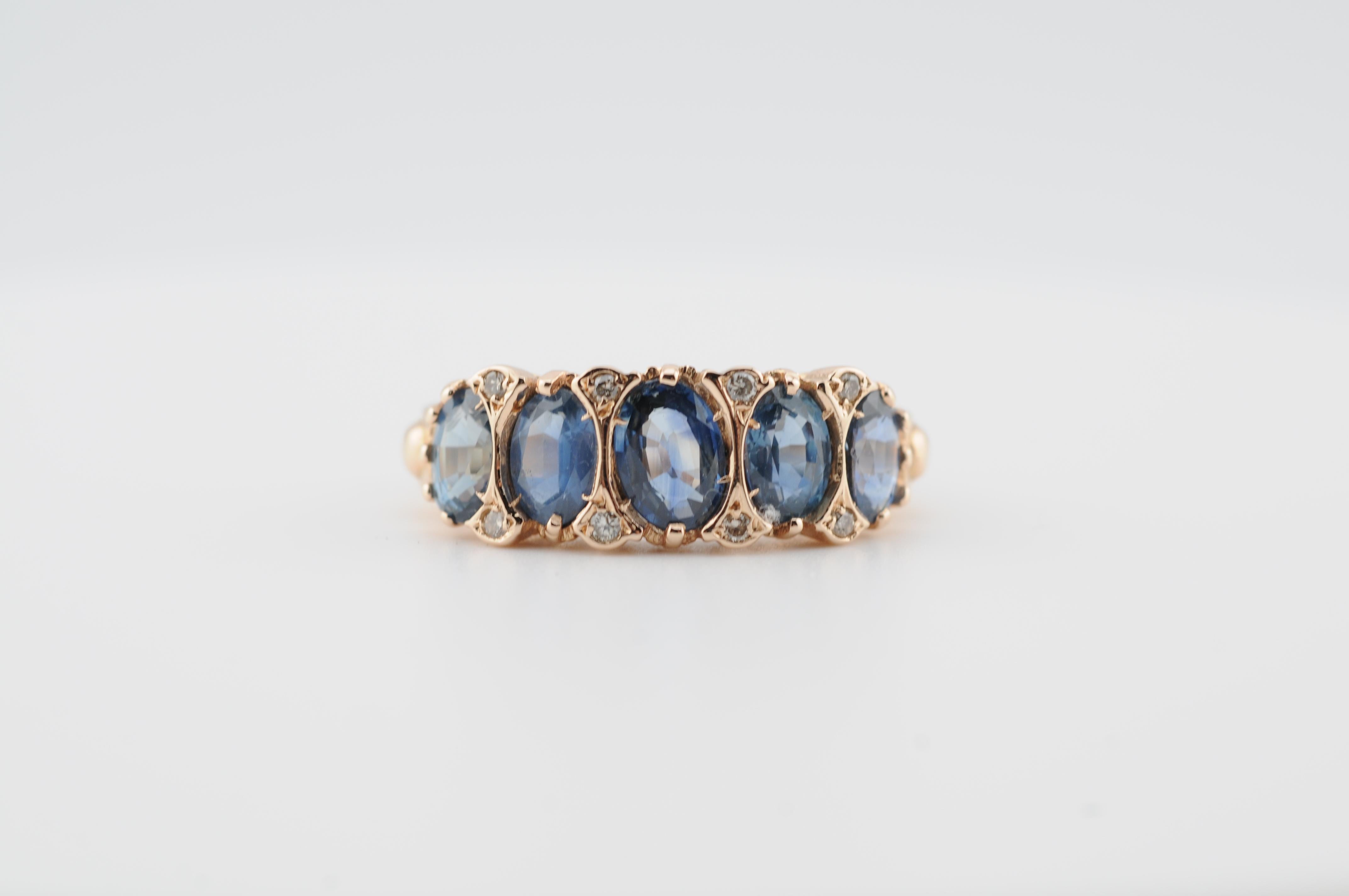 Bague en or jaune 18K avec saphirs bleus de Ceylan - Approx. 5ct

Cette bague classique en or jaune 18 carats est ornée de cinq saphirs bleus de Ceylan de taille raffinée, totalisant environ 5 carats.

Saphir Détails :

Origine : Ceylan (Sri Lanka)
