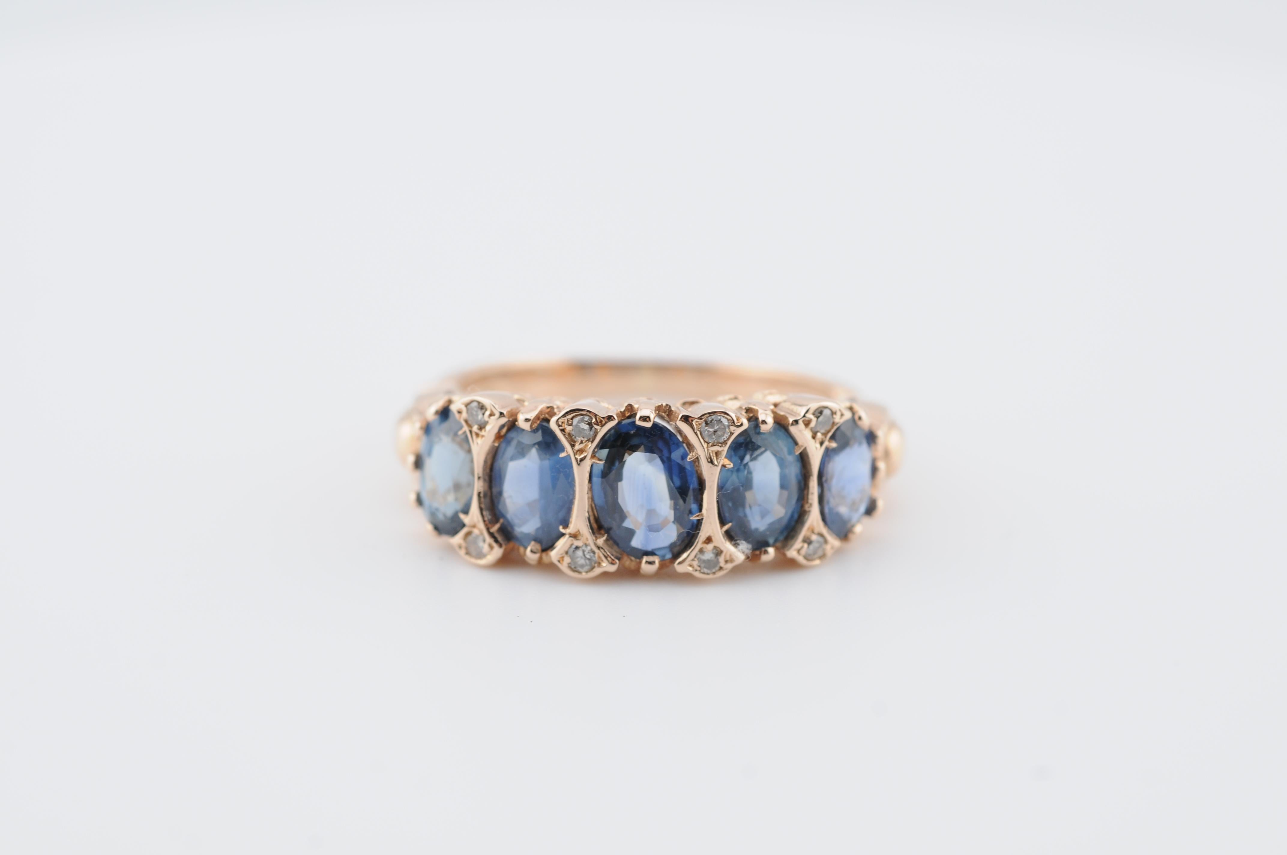Mouvement esthétique Bague en or jaune 18K avec saphirs bleus de Ceylan - Approx. 5ct en vente