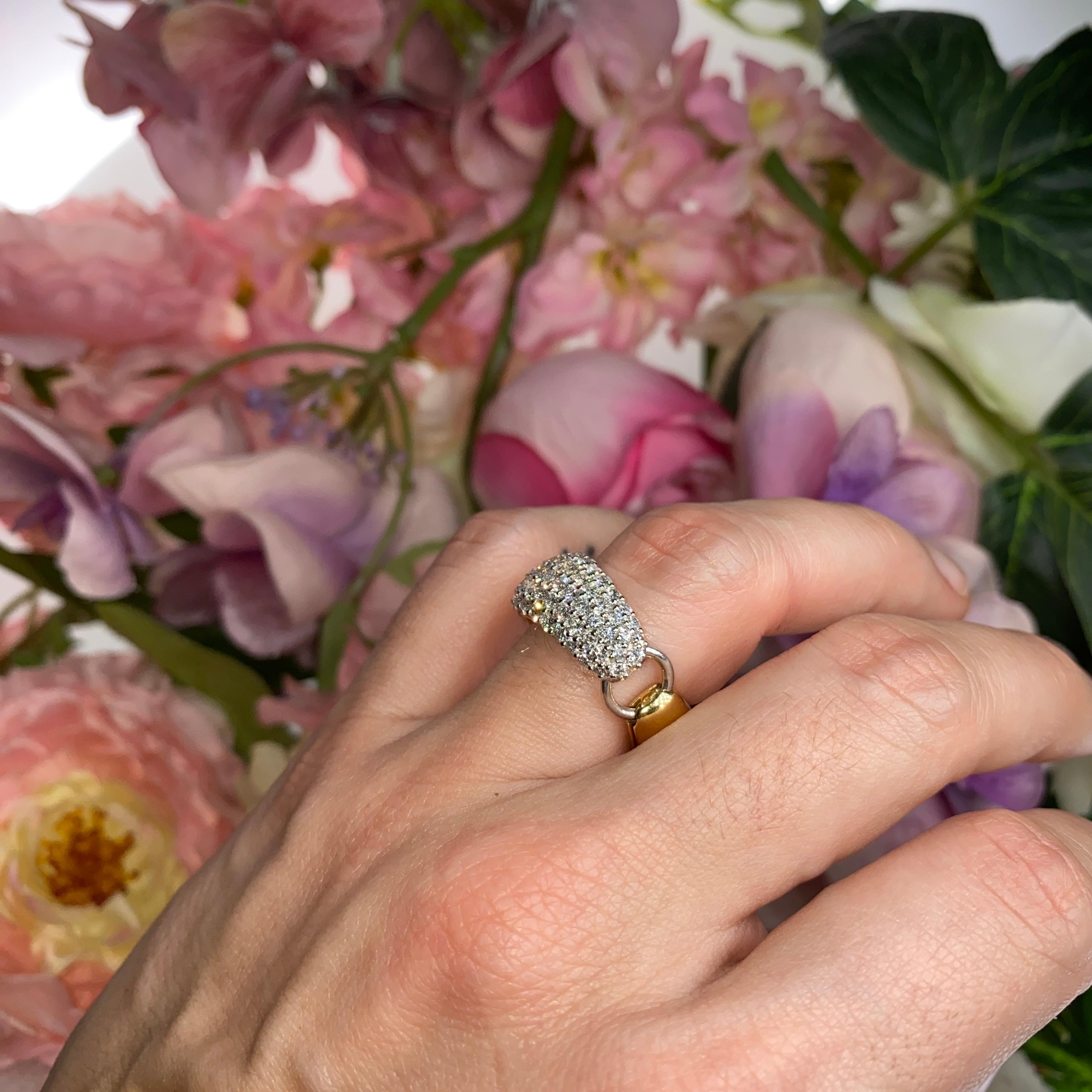 Bague en or jaune 18K avec pavé de diamants et liens latéraux en vente 6