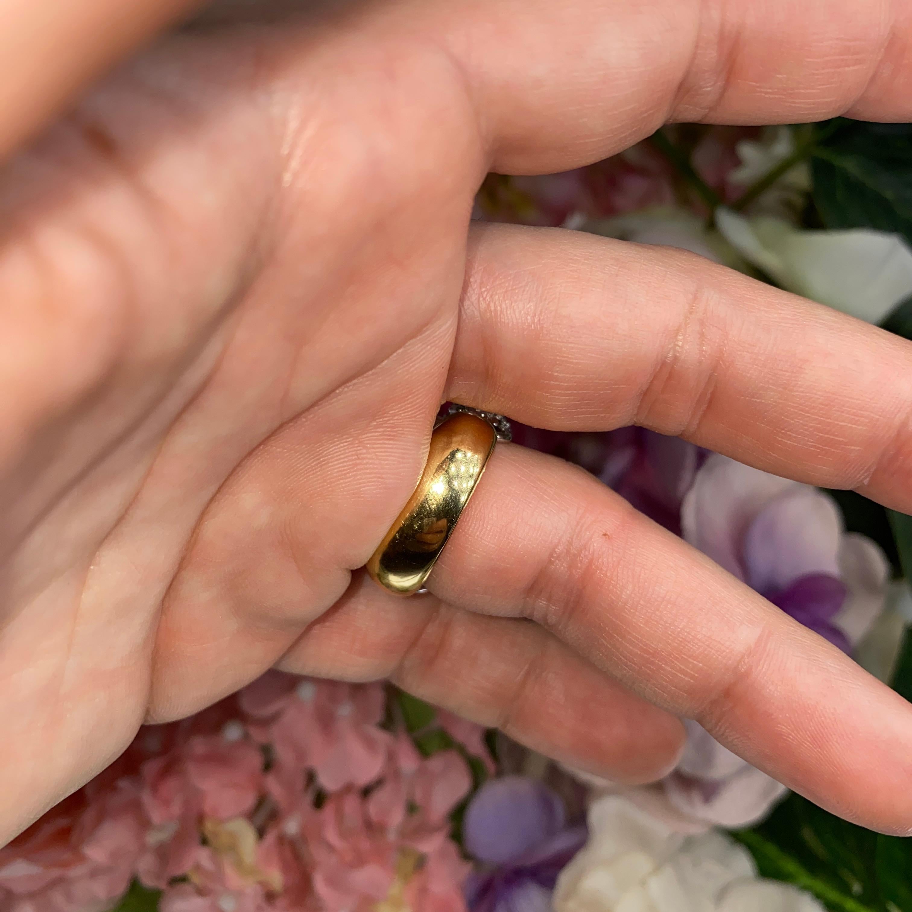 Bague en or jaune 18K avec pavé de diamants et liens latéraux en vente 7