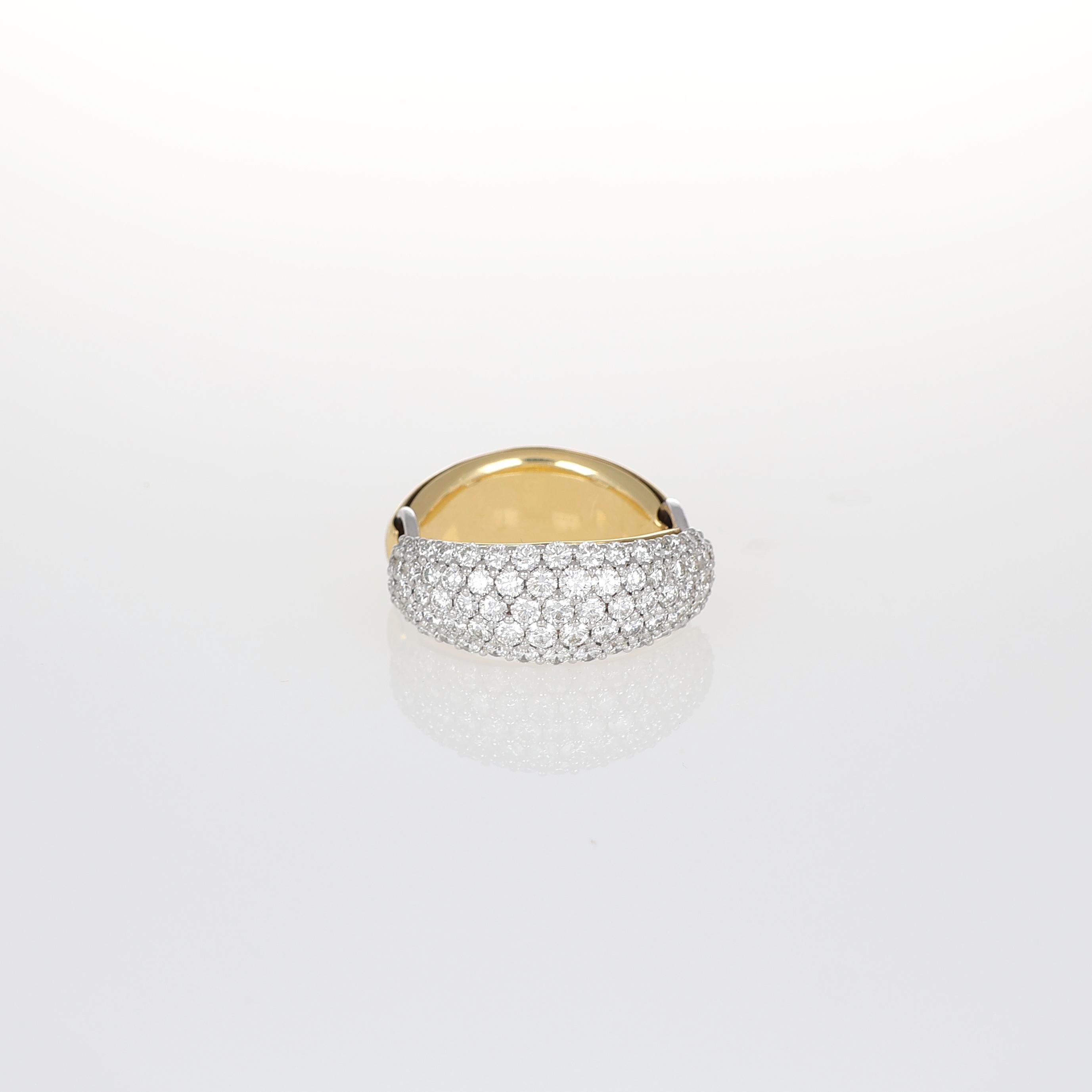 Cette bague raffinée en or jaune 18 carats est ornée d'un pavé de diamants blancs taille brillant totalisant 2,45 carats. Le contraste lumineux entre l'or chaud et les diamants met en valeur le design sophistiqué de la bague, tandis que deux