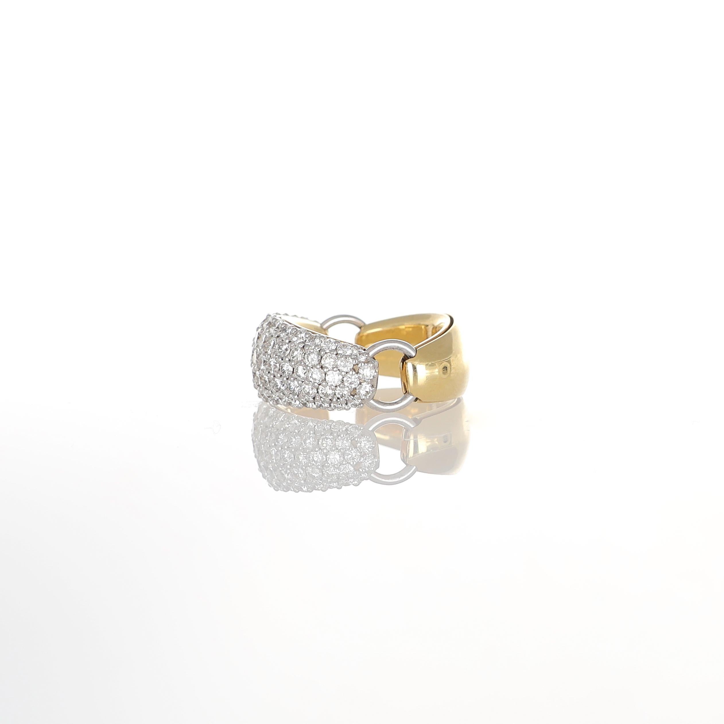 Taille brillant Bague en or jaune 18K avec pavé de diamants et liens latéraux en vente