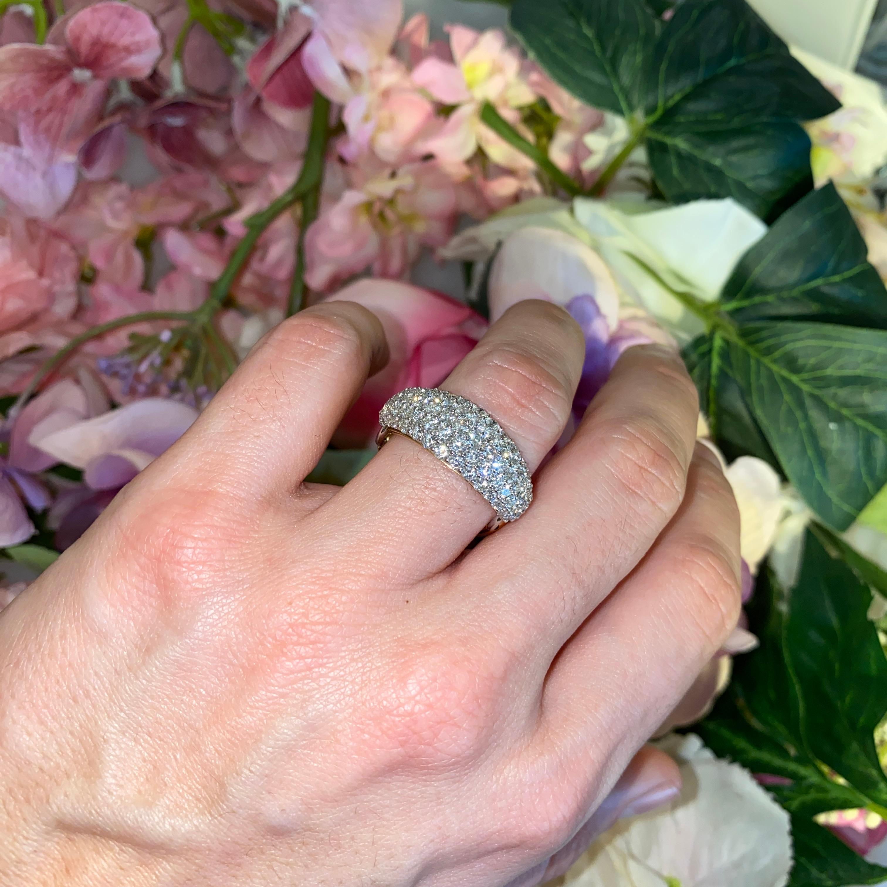 Bague en or jaune 18K avec pavé de diamants et liens latéraux en vente 3