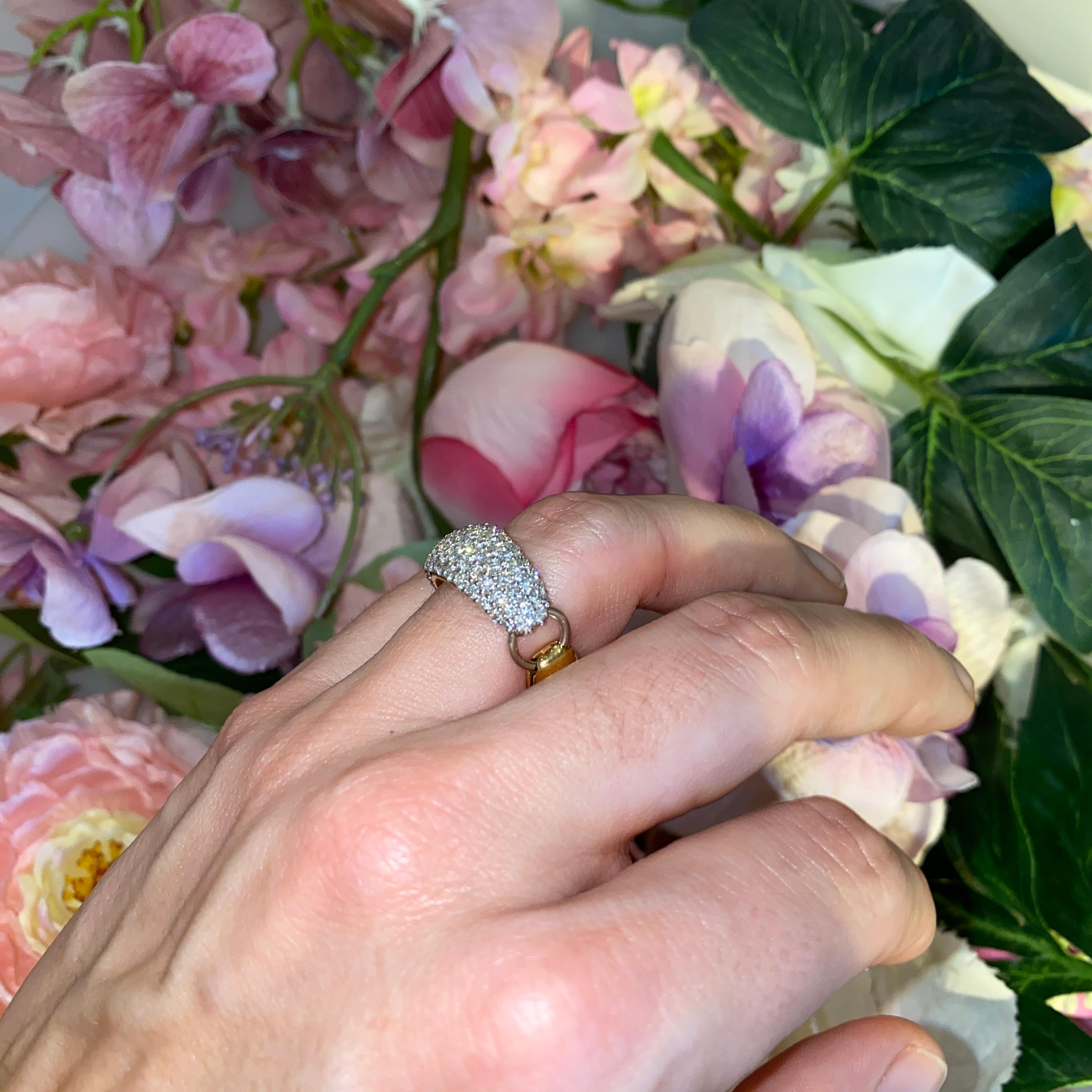 Bague en or jaune 18K avec pavé de diamants et liens latéraux en vente 4