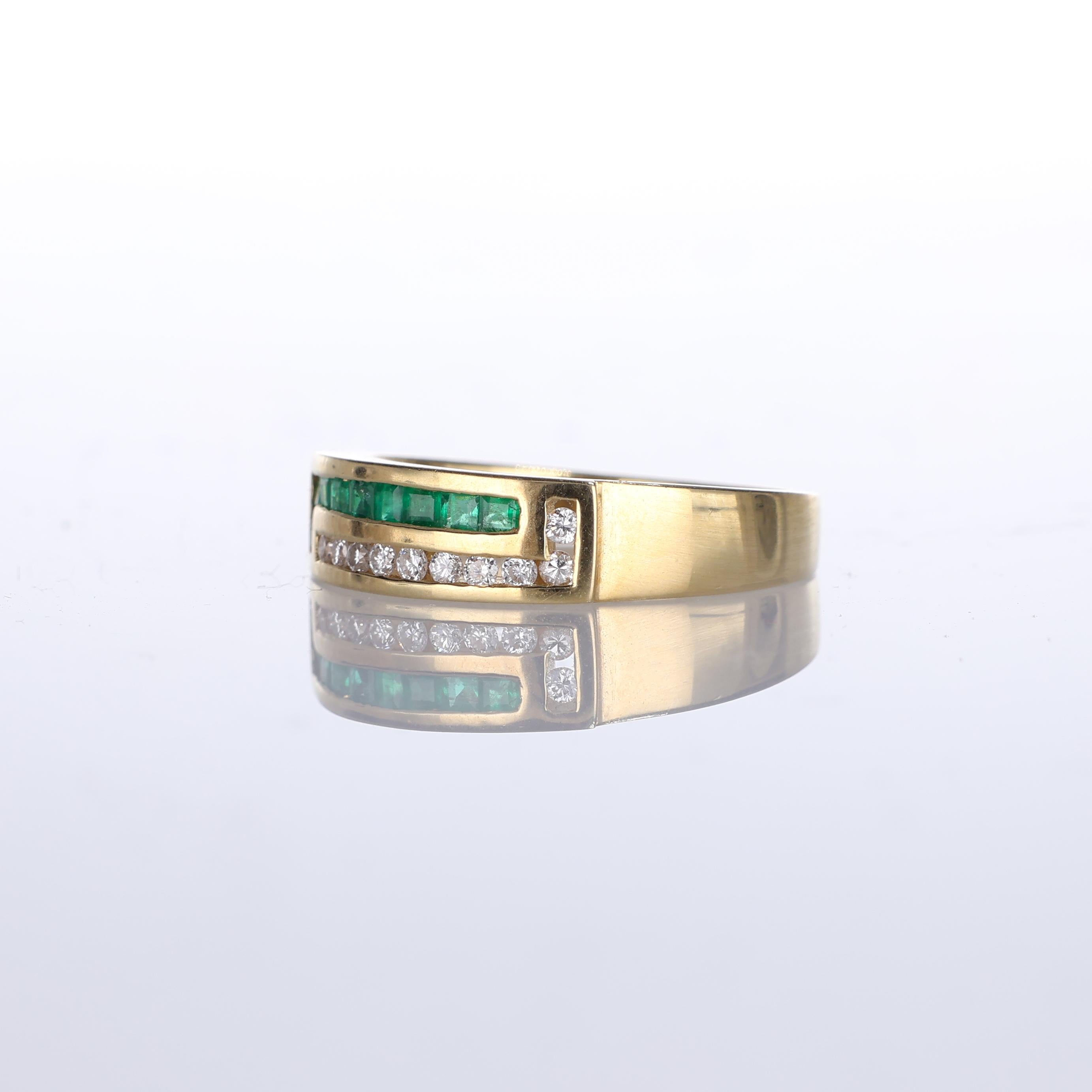 18k Yellow Gold Band Ring with Diamonds and Baguette-Cut Emeralds In New Condition For Sale In Bergamo, BG