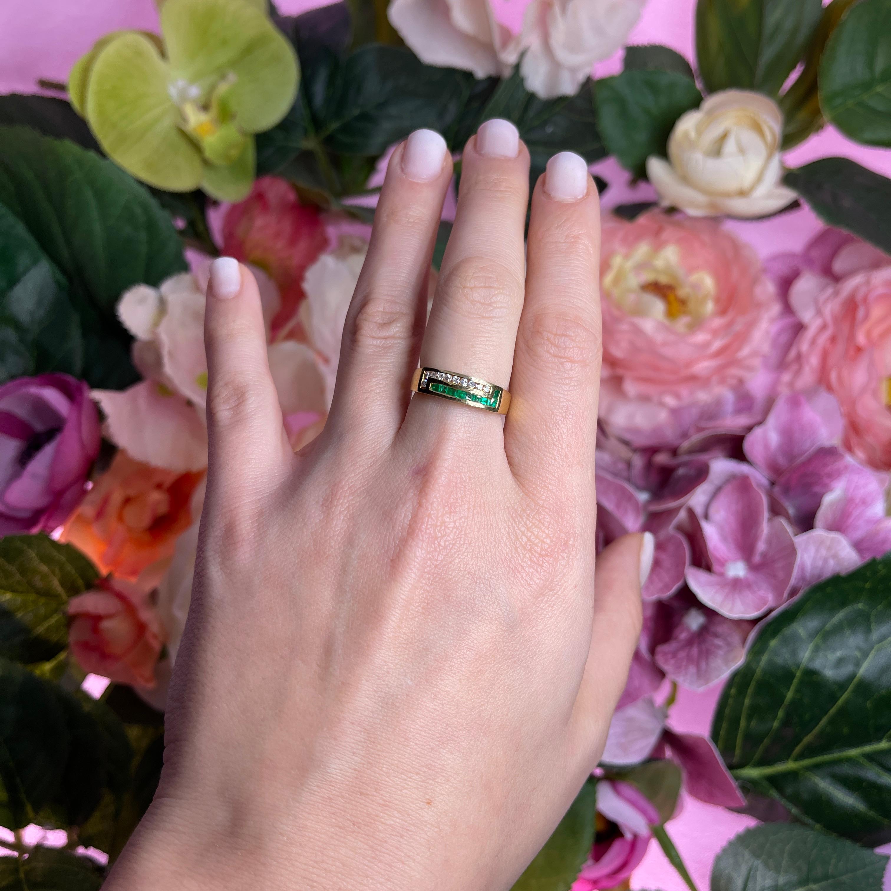 18k Yellow Gold Band Ring with Diamonds and Baguette-Cut Emeralds For Sale 1