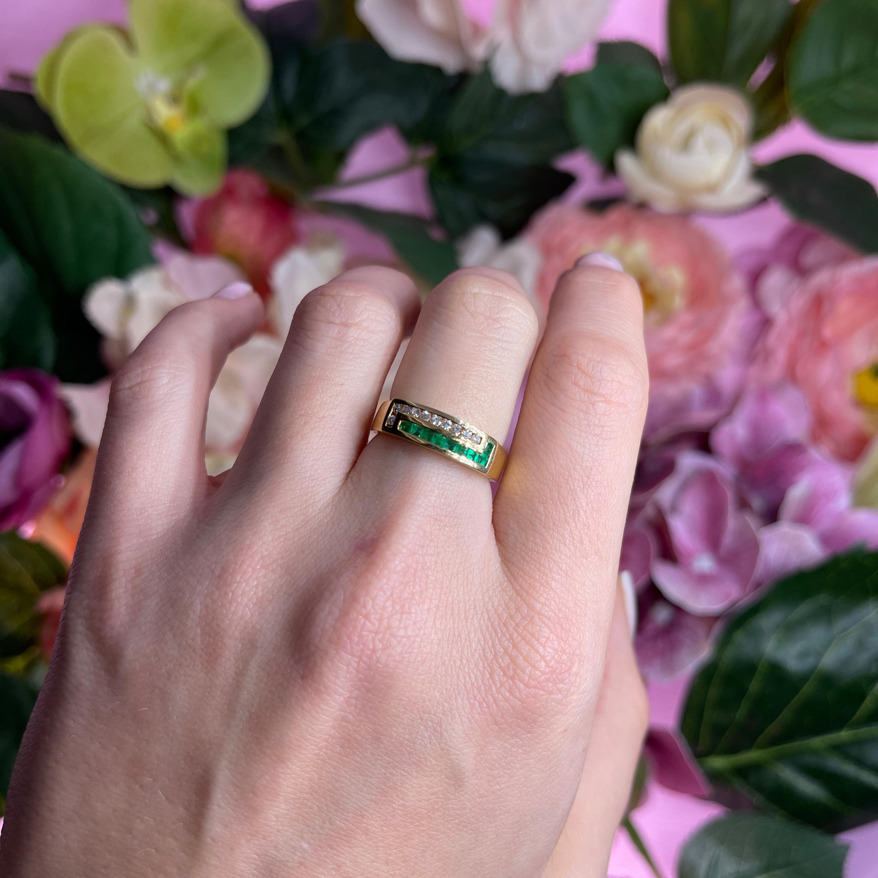 18k Yellow Gold Band Ring with Diamonds and Baguette-Cut Emeralds For Sale 2