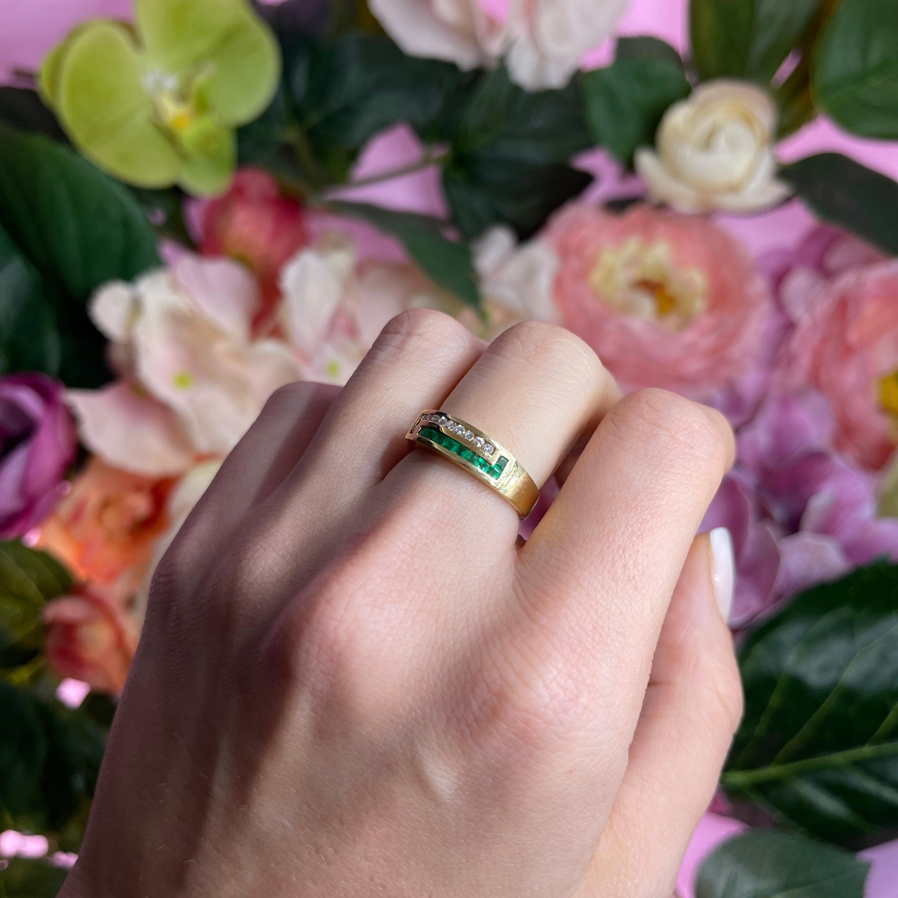 18k Yellow Gold Band Ring with Diamonds and Baguette-Cut Emeralds For Sale 3