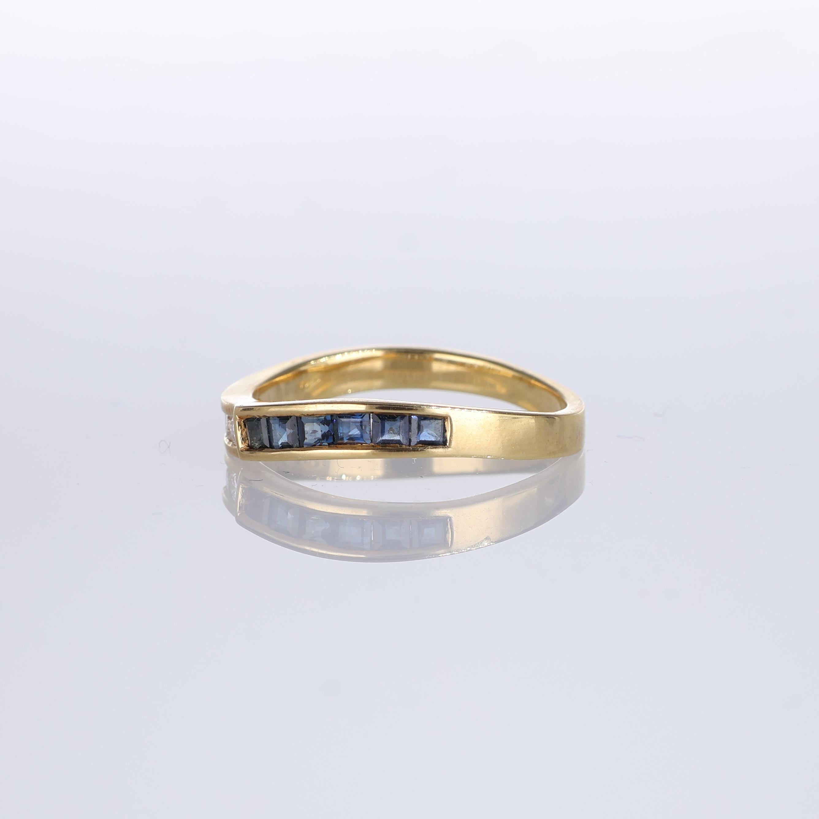 18K Yellow Gold Band Ring with Diamonds and Sapphire Baguettes In New Condition For Sale In Bergamo, BG