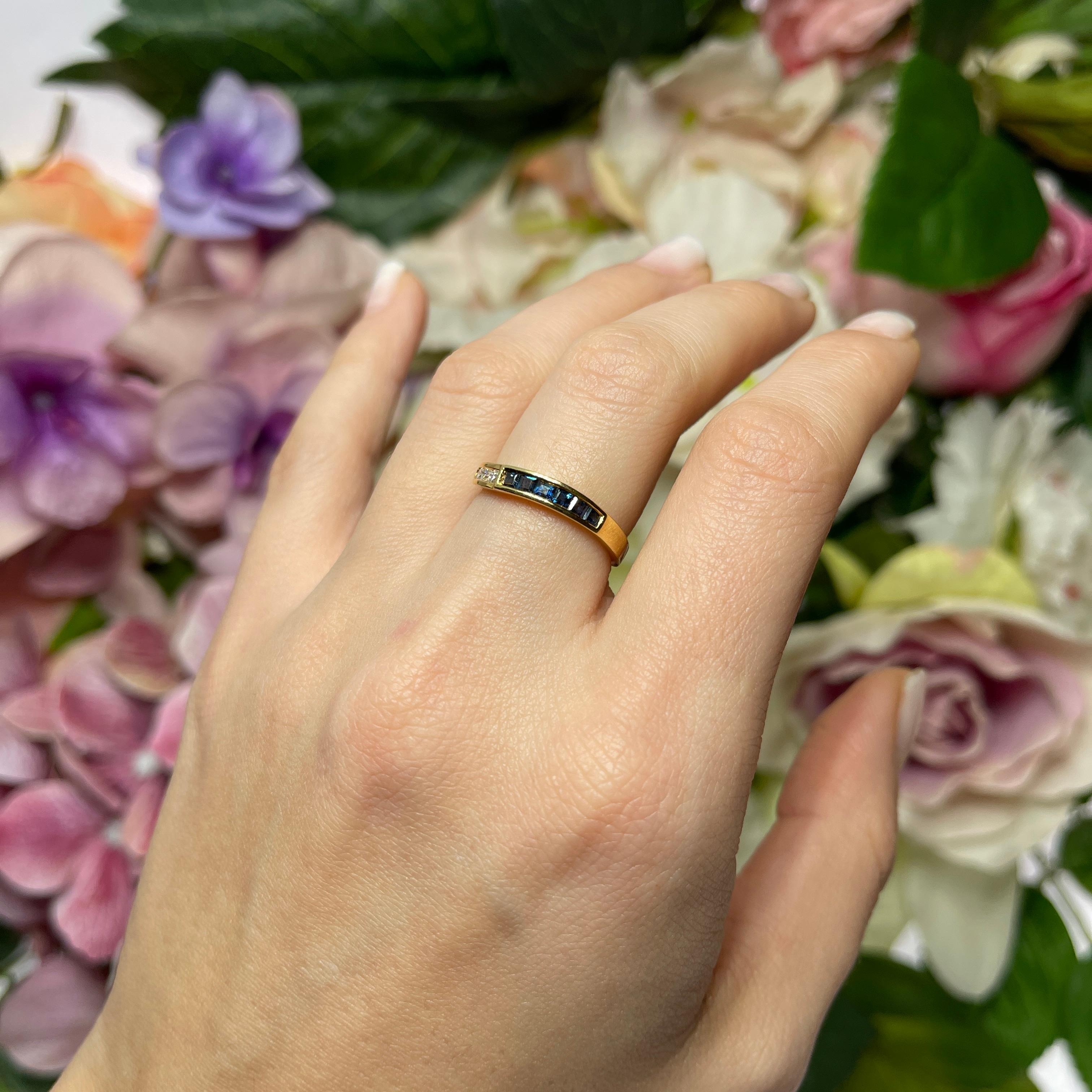 18K Yellow Gold Band Ring with Diamonds and Sapphire Baguettes For Sale 3