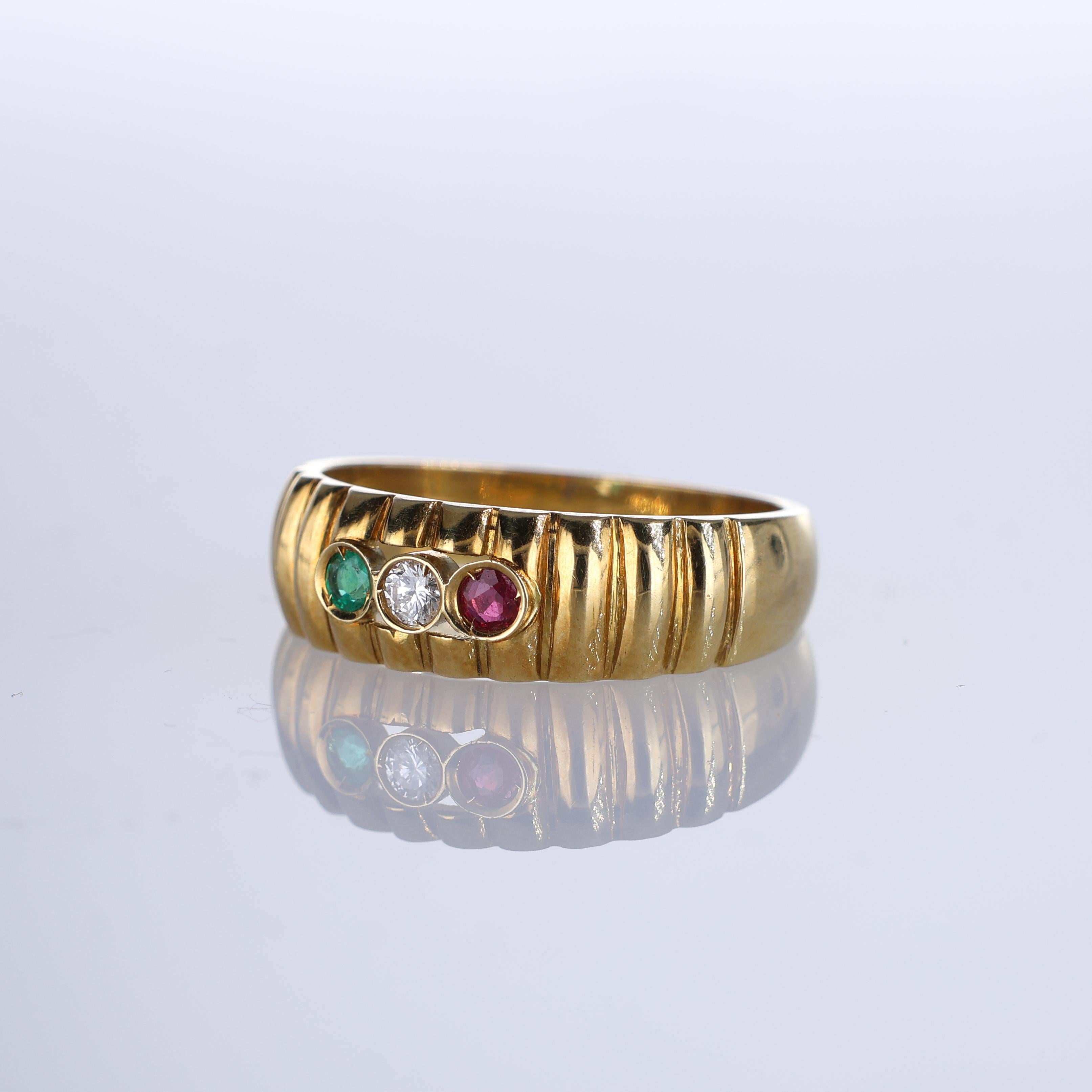 18k Yellow Gold Band Ring with Diamonds, Rubies, and Emeralds In New Condition For Sale In Bergamo, BG