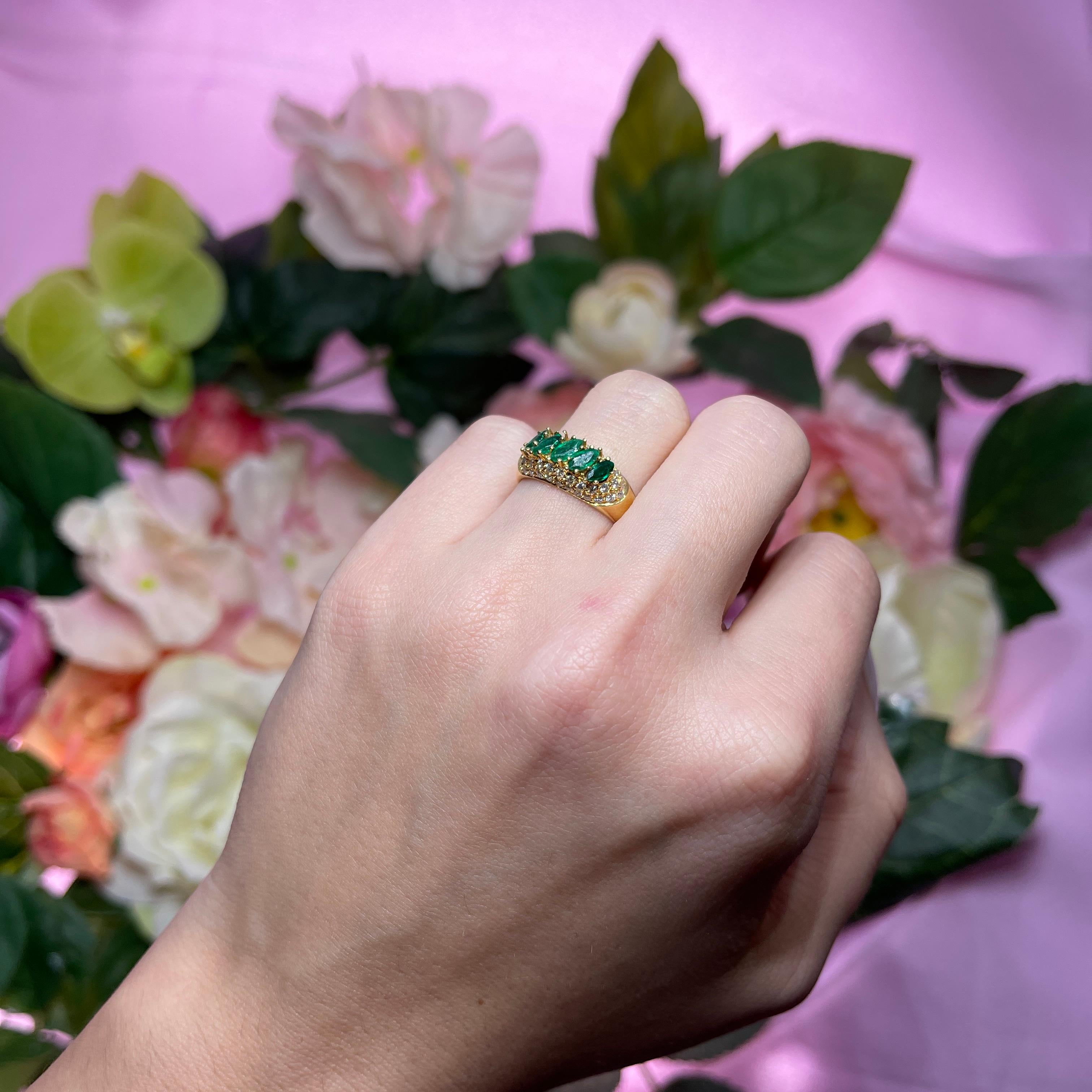 18k Yellow Gold Band Ring with Emerald Navettes and Diamond Pavé In New Condition For Sale In Bergamo, BG