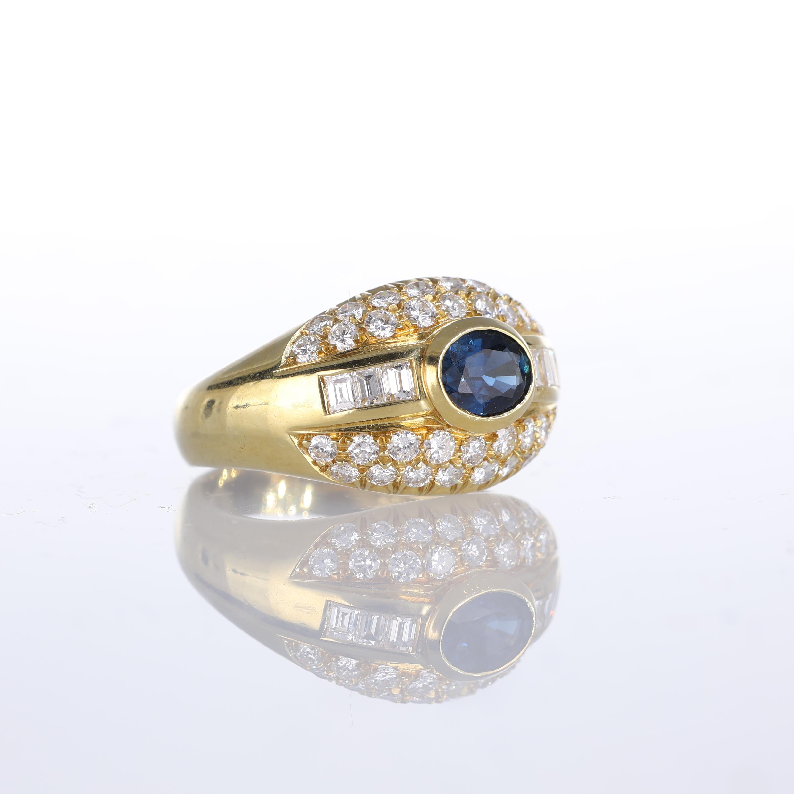 Brilliant Cut 18k Yellow Gold Band Ring with Oval Sapphire and Diamond Pavé For Sale