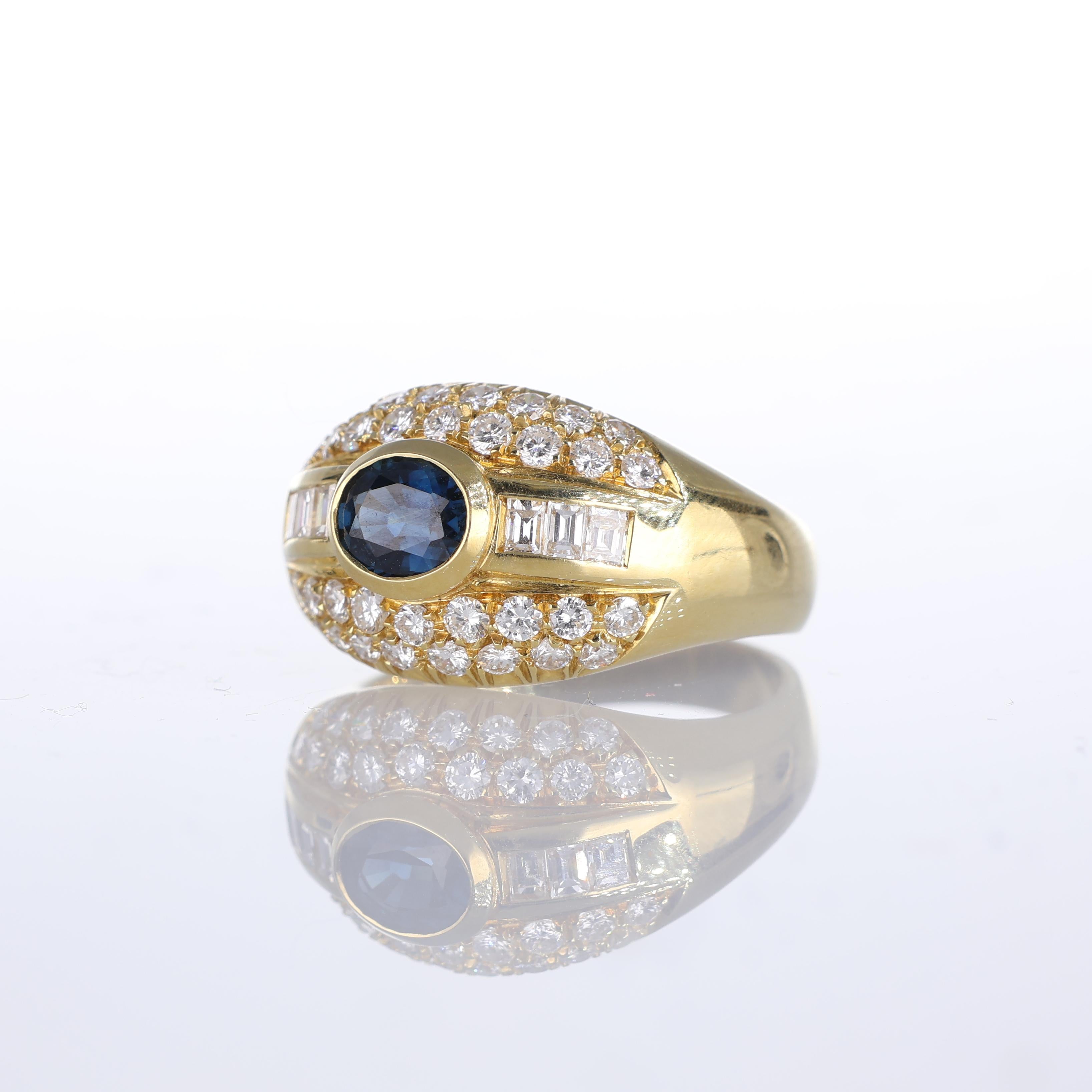 18k Yellow Gold Band Ring with Oval Sapphire and Diamond Pavé In New Condition For Sale In Bergamo, BG