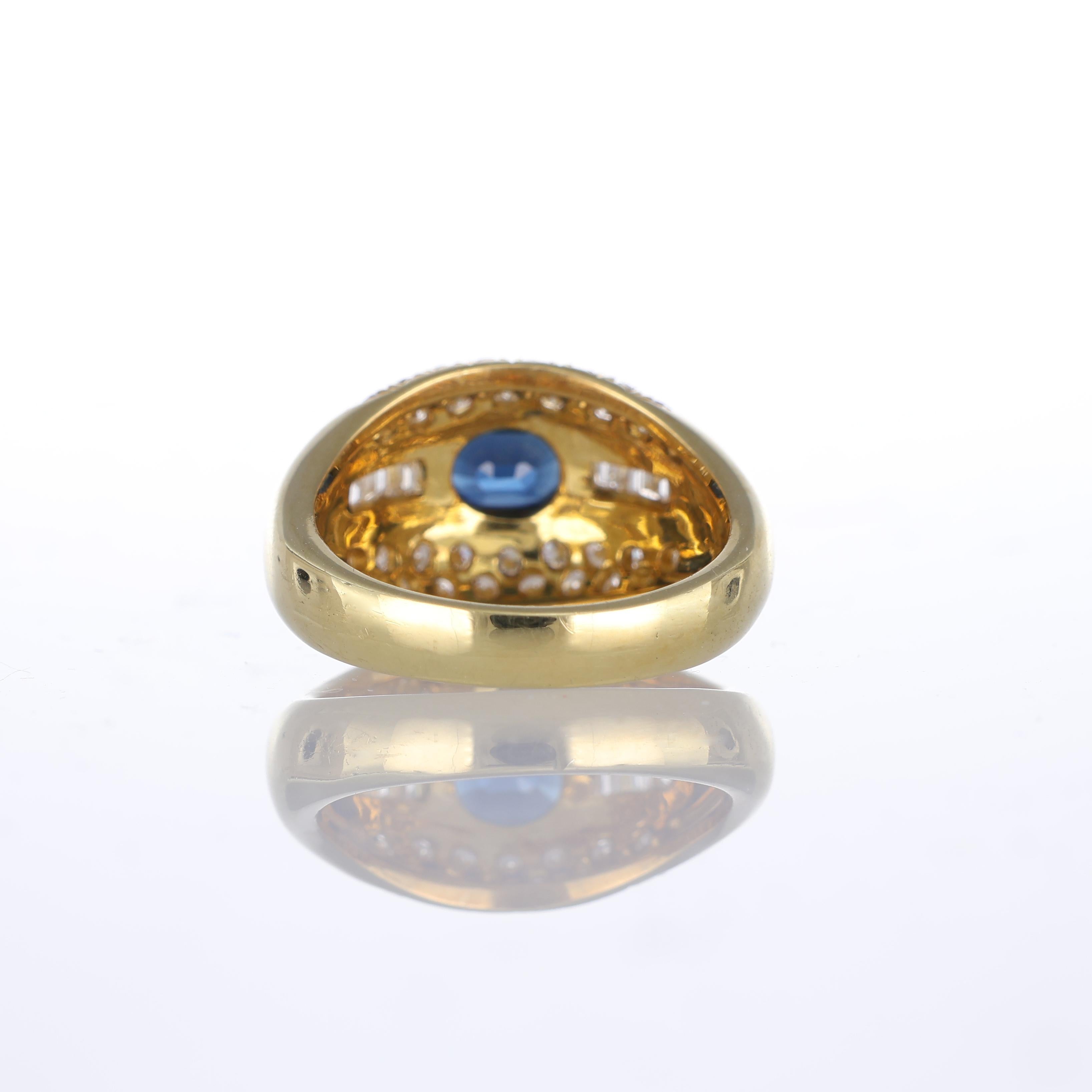 Women's or Men's 18k Yellow Gold Band Ring with Oval Sapphire and Diamond Pavé For Sale