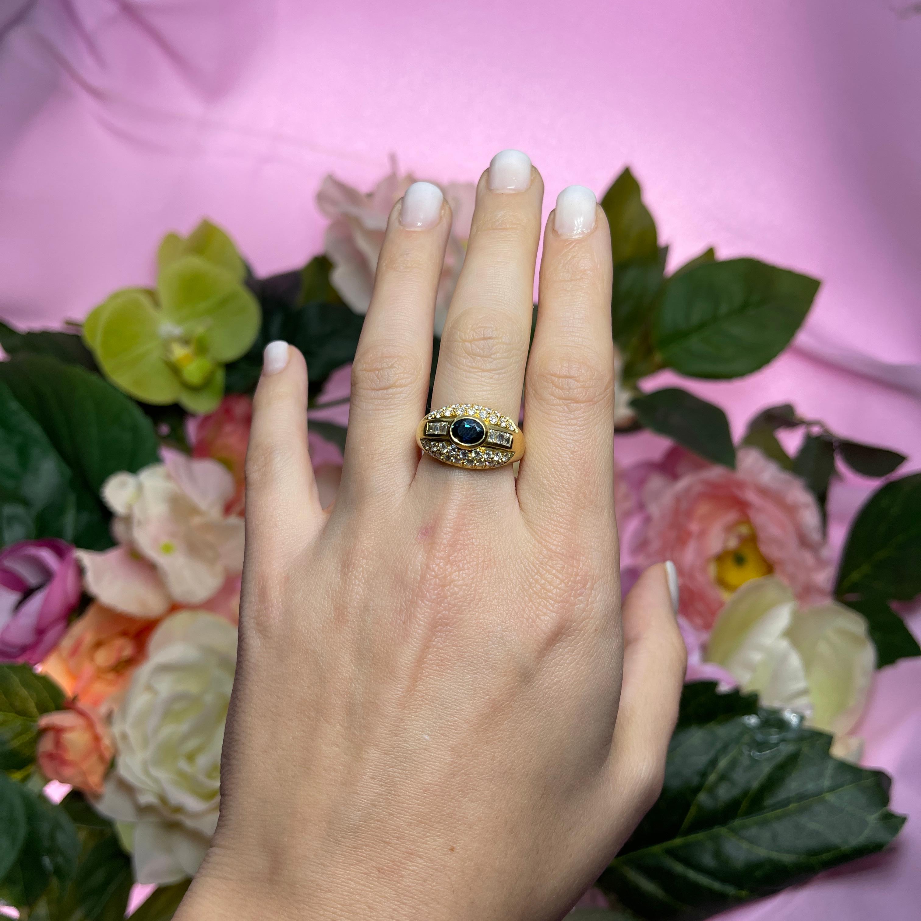 18k Yellow Gold Band Ring with Oval Sapphire and Diamond Pavé For Sale 1
