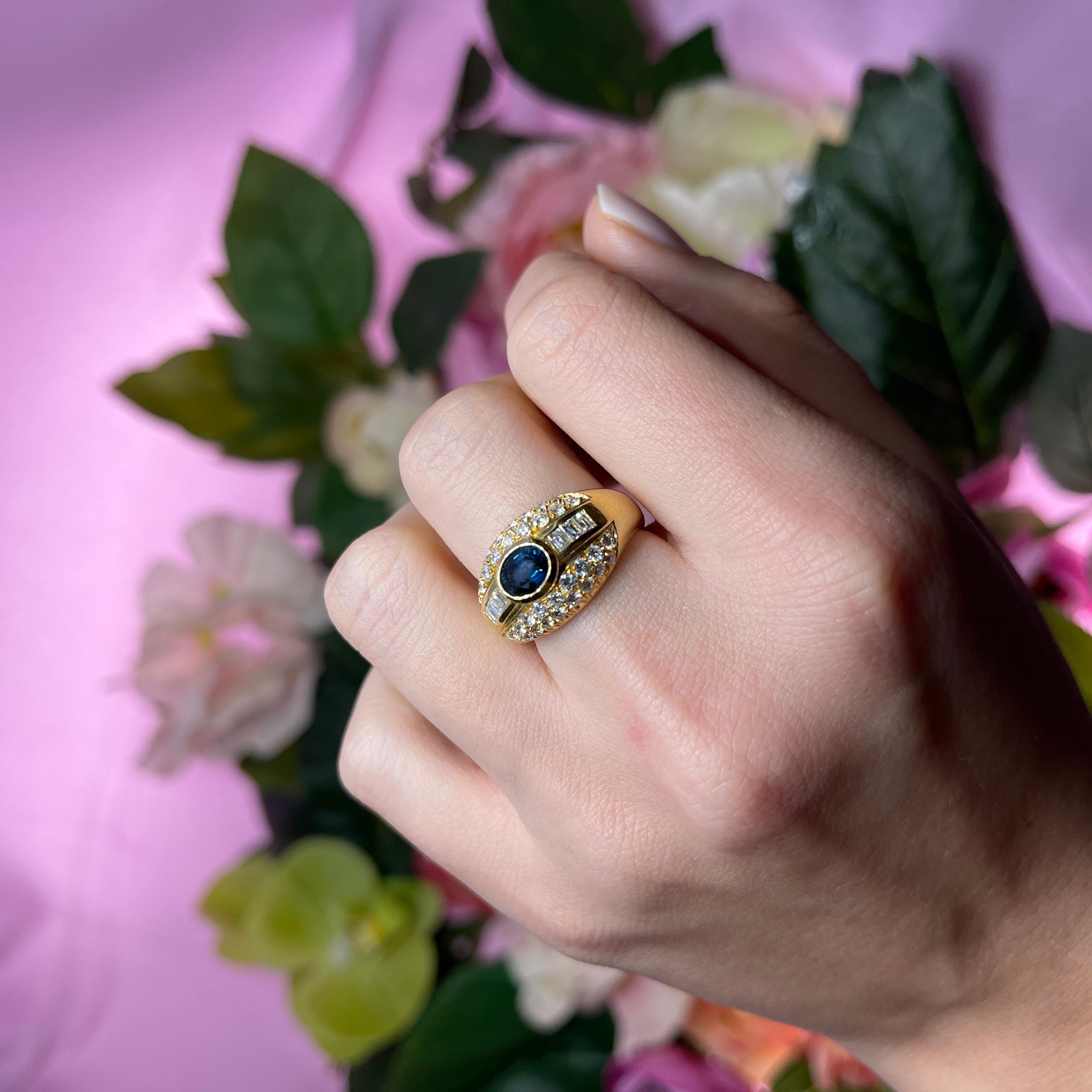 18k Yellow Gold Band Ring with Oval Sapphire and Diamond Pavé For Sale 2