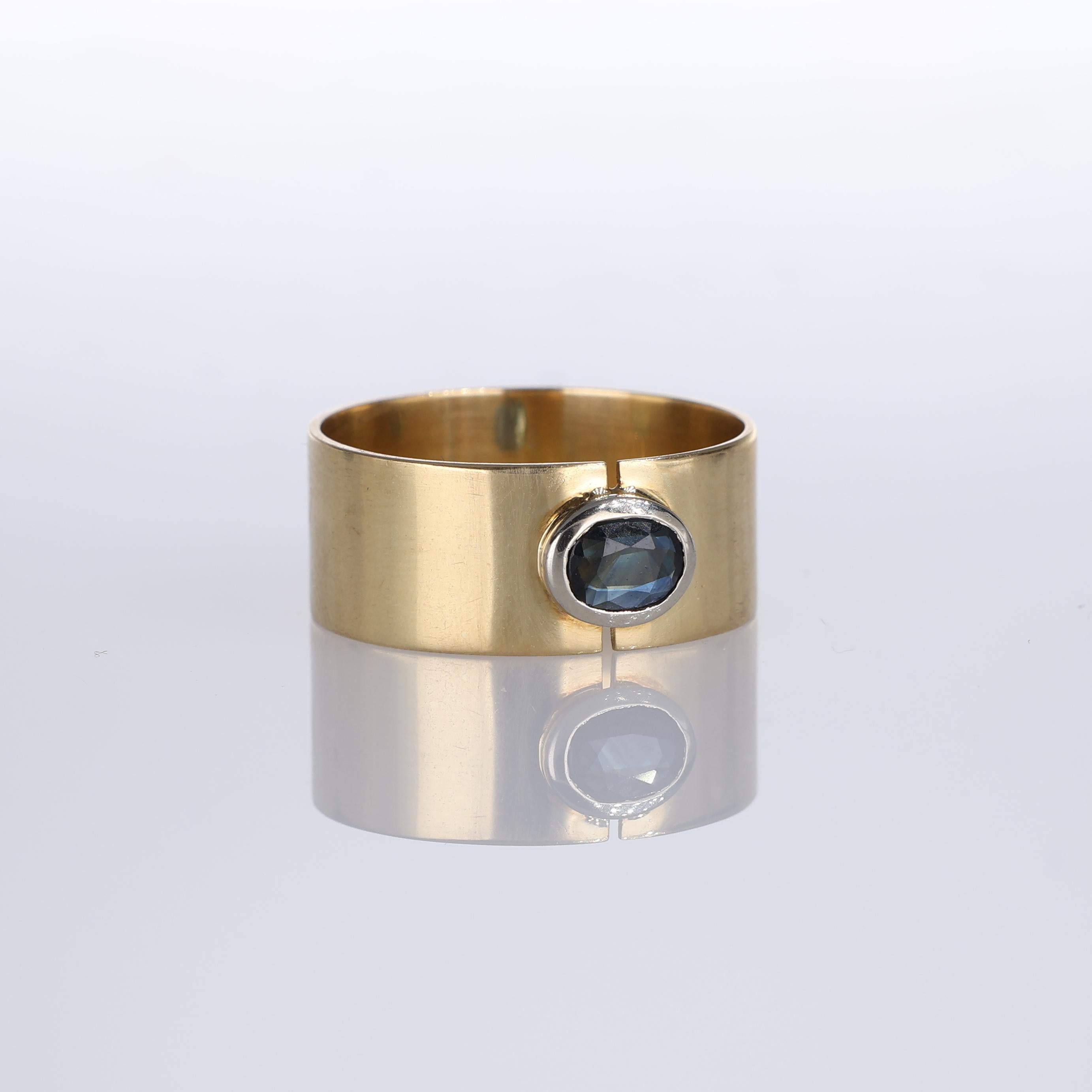 Oval Cut 18K Yellow Gold Band Ring with Oval Sapphire For Sale