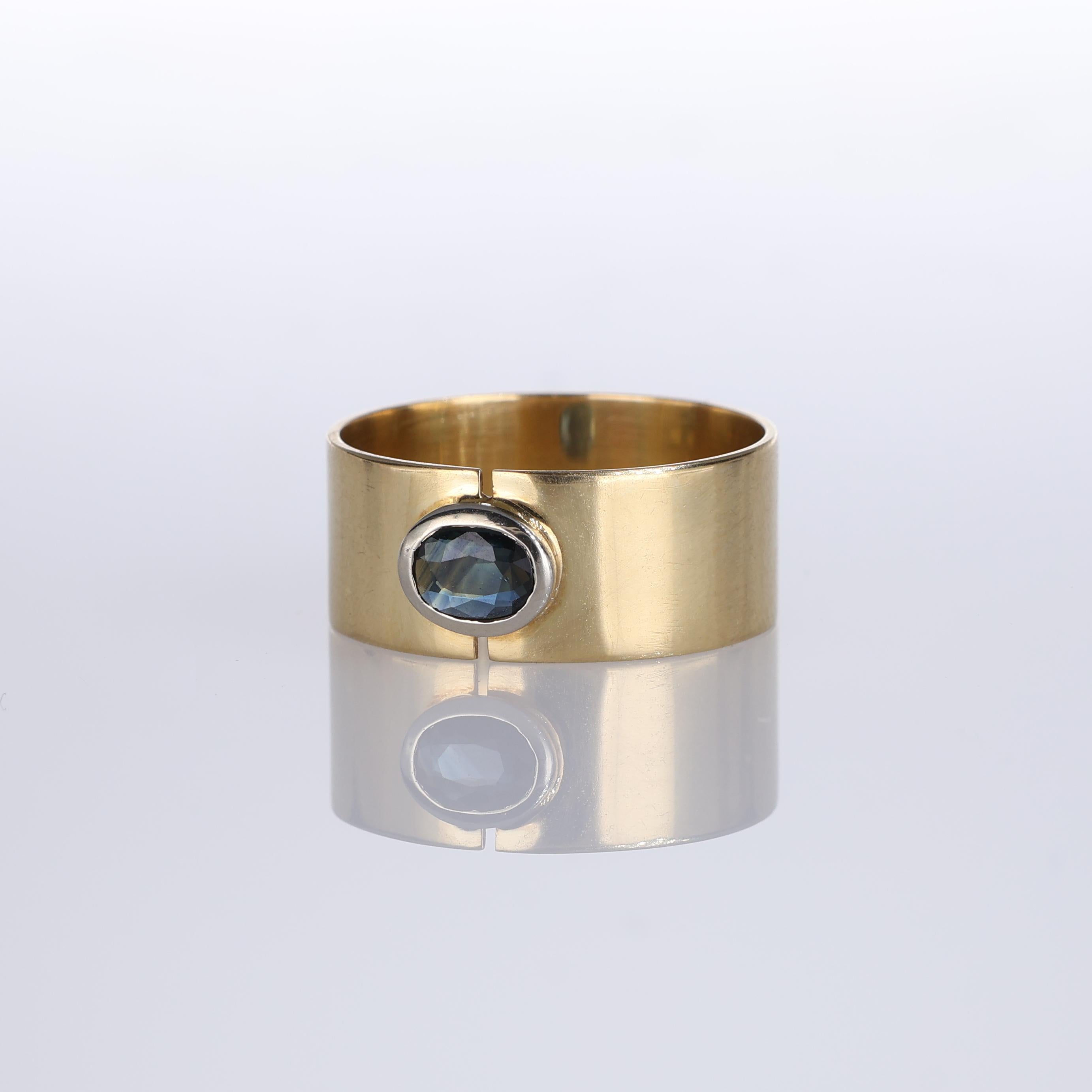 18K Yellow Gold Band Ring with Oval Sapphire In New Condition For Sale In Bergamo, BG